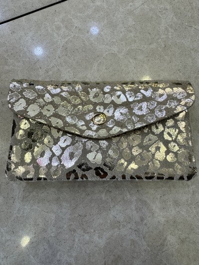 Grossiste JULIET'S&CO - Grand porte-monnaie imprimé léopard EN CUIR DE VACHETTE BRILLANT Grossiste JULIET'S&CO - Grand porte-monnaie imprimé léopard EN CUIR DE VACHETTE BRILLANT