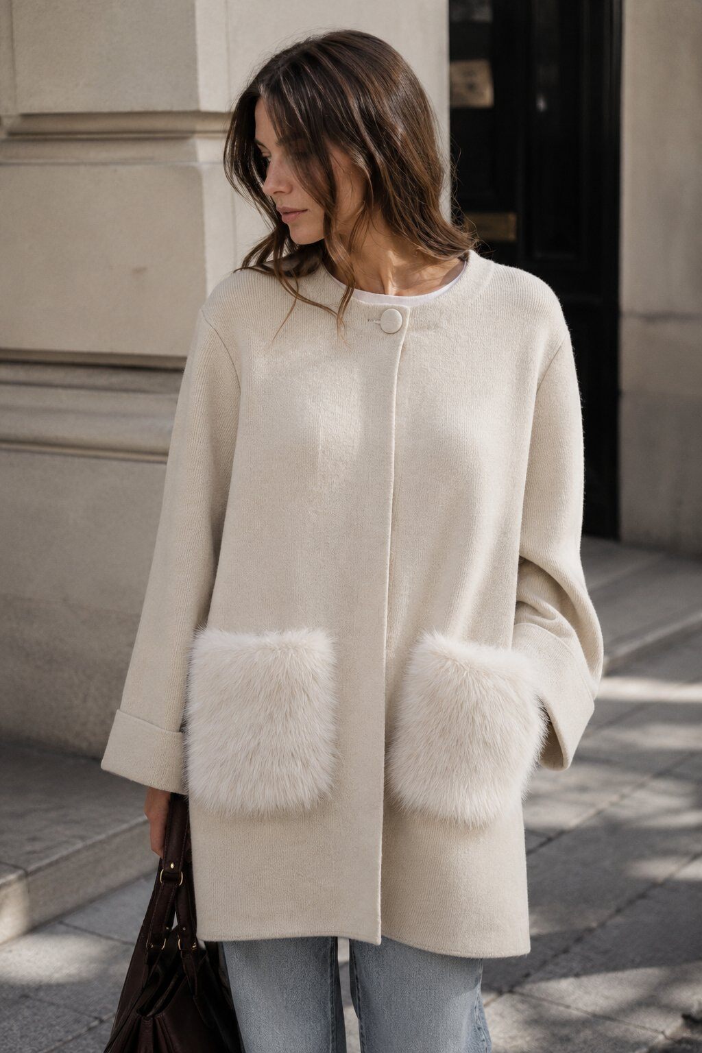 Wholesaler Justine&co Italy - Ecru coat with round collar and faux fur pockets – Winter elegance
