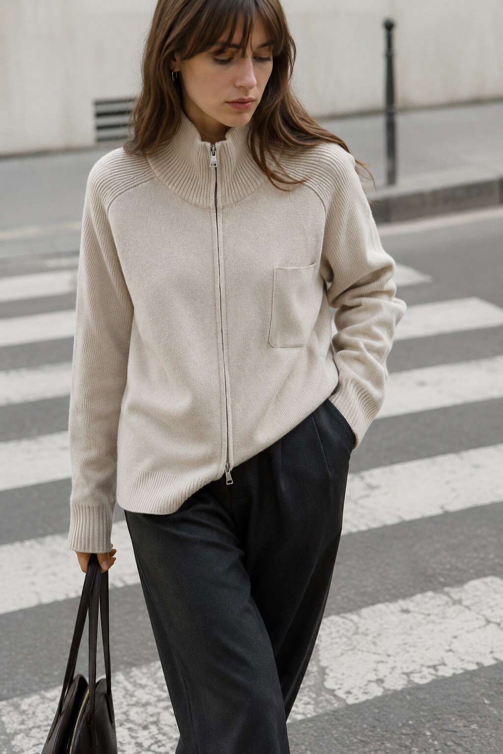 Grossiste Justine&co Italy - Cardigan en maille beige avec zip et col montant