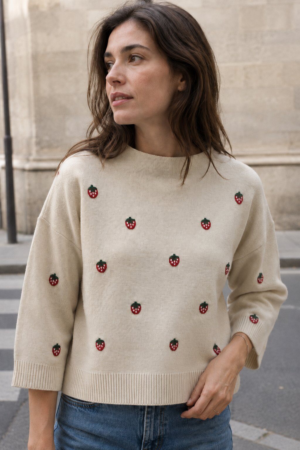 Wholesaler Justine&co Italy - Ecru knit sweater with embroidered strawberry pattern