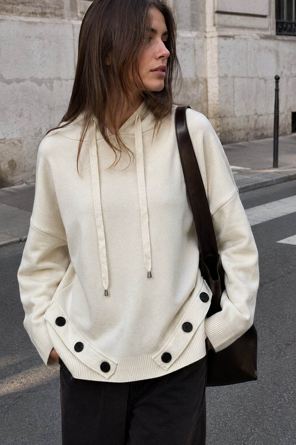 Wholesaler Justine&co Italy - Oversized ecru hoodie with decorative buttons – Soft knit