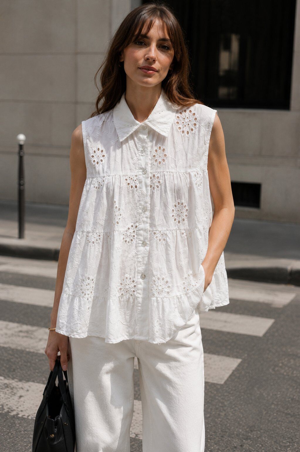 Grossiste Justine&co - Chemise sans manches broderie anglaise