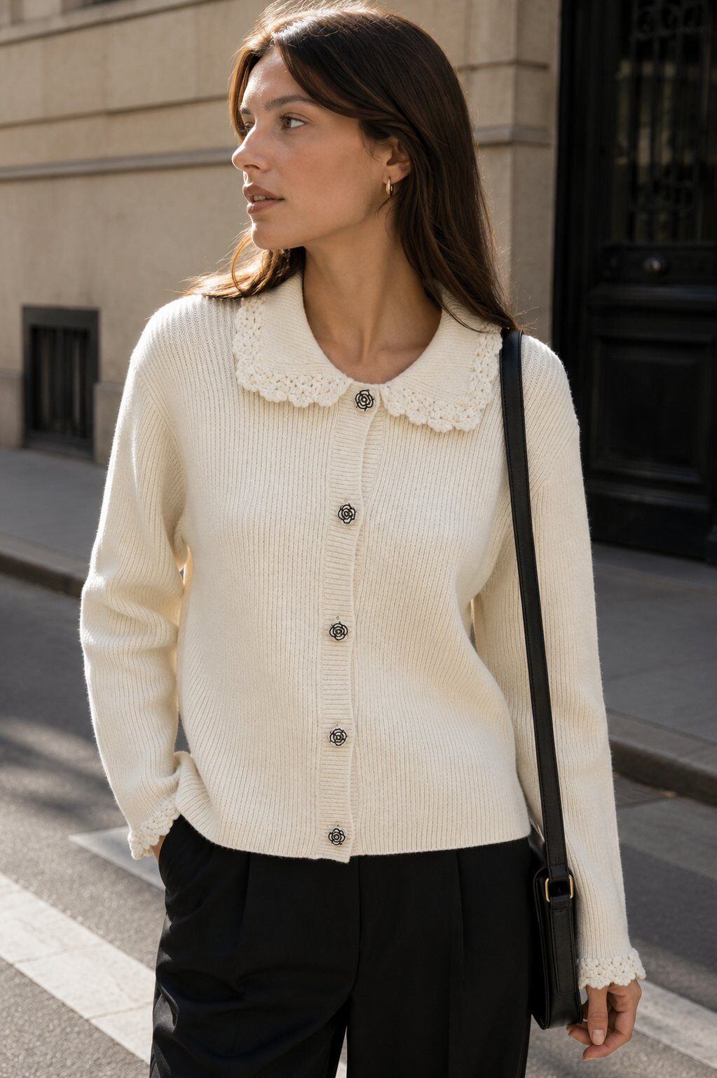 Grossiste Justine&co - CARDIGAN EN MAILLE À COL FESTONNÉ ET BOUTONS FLEUR