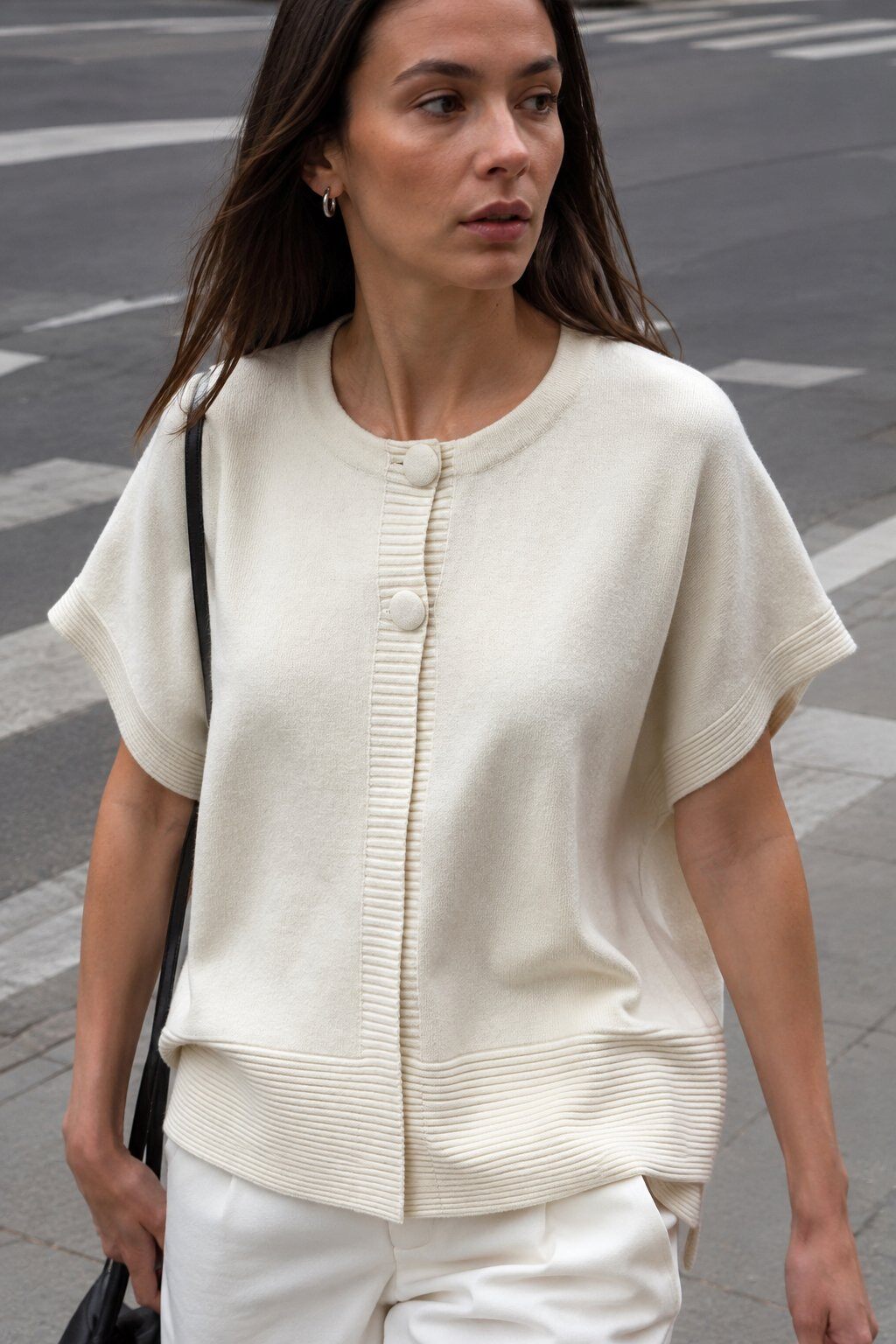 Grossiste Justine&co - GILET EN MAILLE À MANCHES COURTES AVEC BOUTONS RECOUVERTS