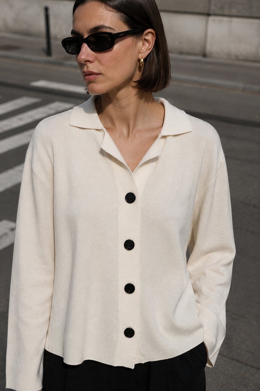 Grossiste Justine&co - GILET EN MAILLE À COL CHEMISE ET BOUTONS CONTRASTANTS