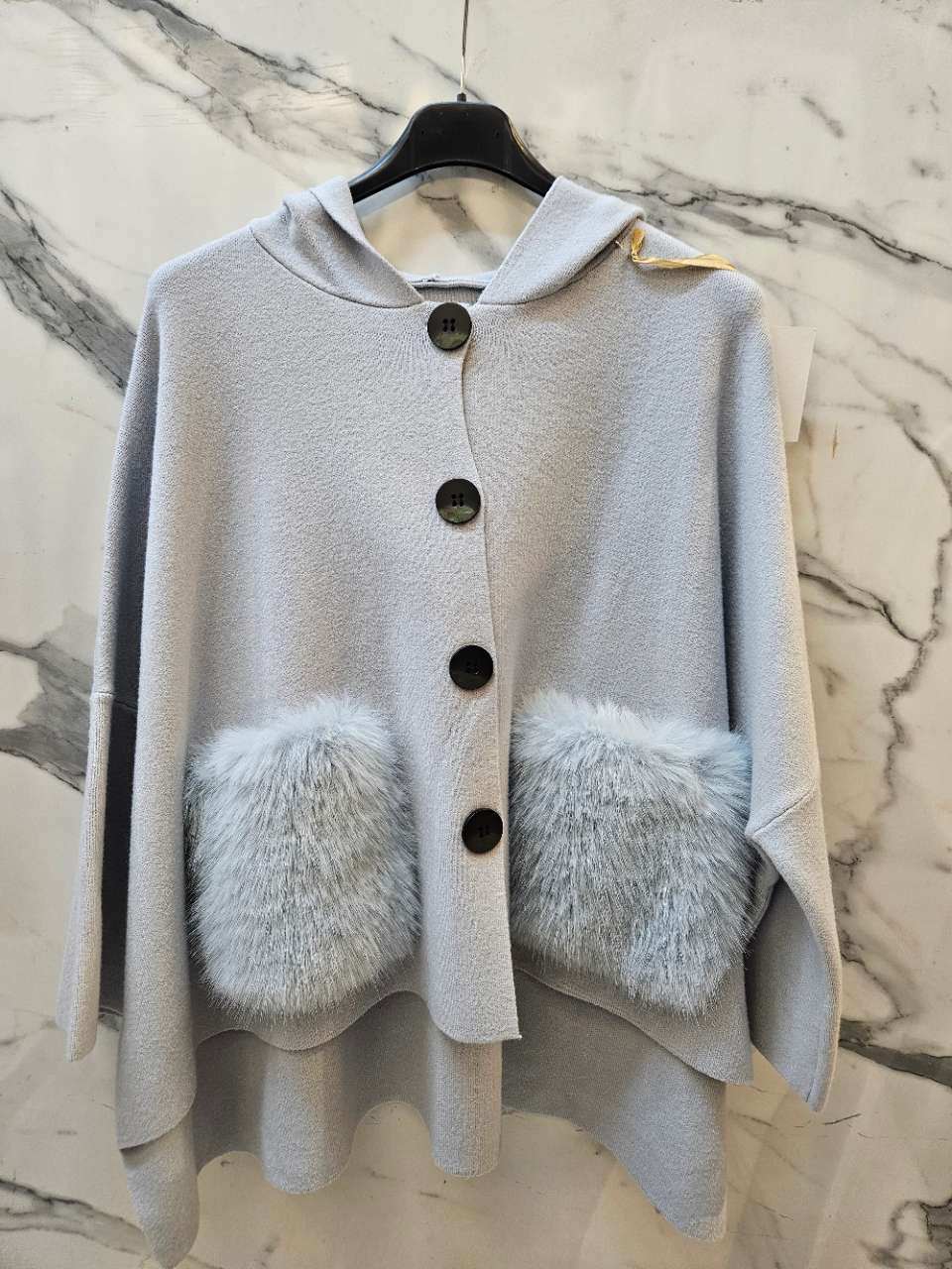 Grossiste Justine&co - Justine&co Manteau cape en maille à poches fourrure
