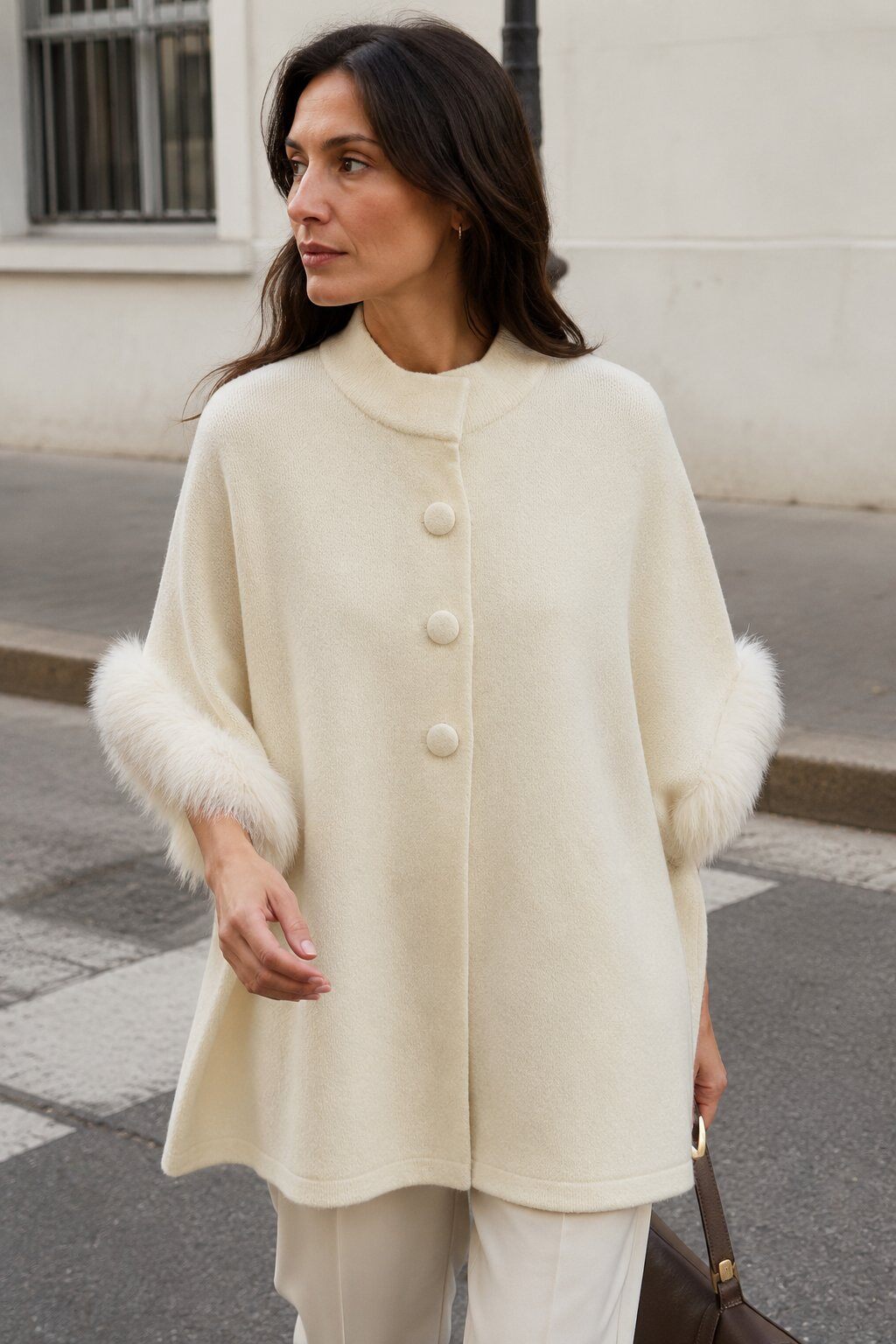 Mayorista Justine&co - Capa Elegancia Marfil con Cuello Alto y Acabados de Efecto Piel
