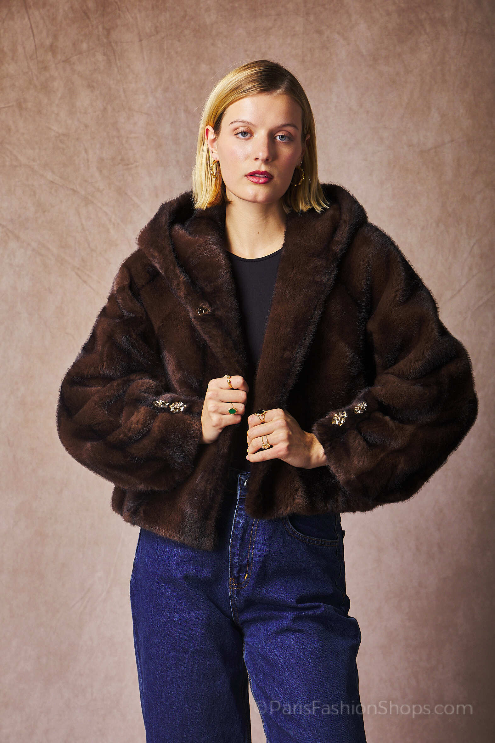 Grossiste Justine&co - Manteau en fausse fourrure avec col montant et fermeture bijou