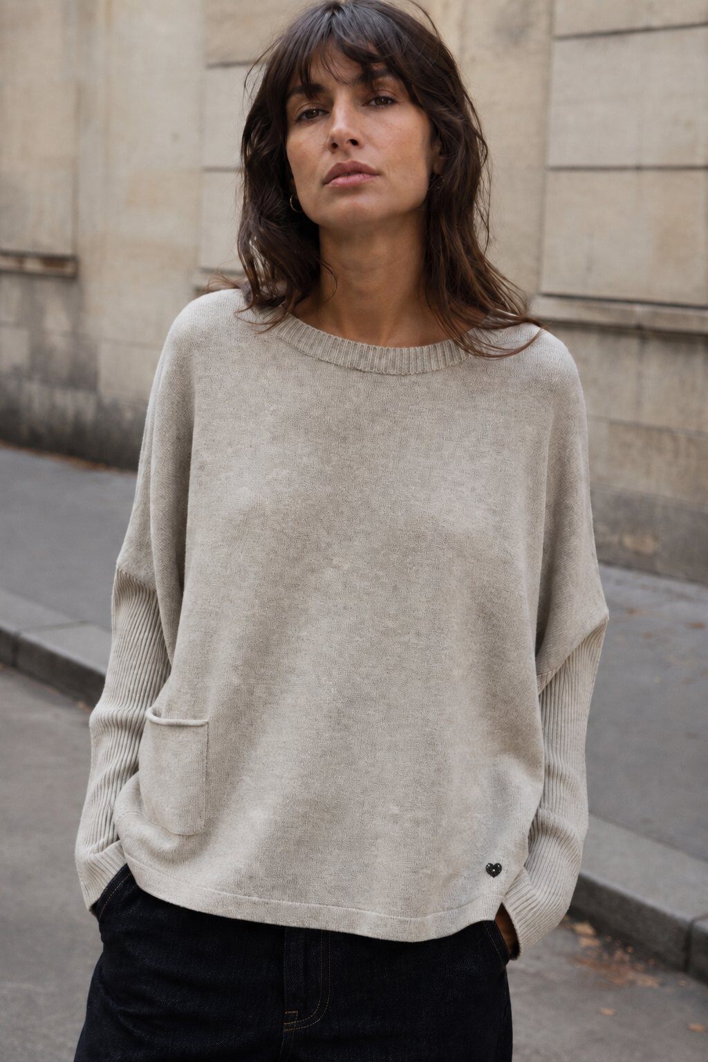 Grossiste Justine&co - PULL OVERSIZE EN MAILLE À MANCHES LONGUES AVEC POCHE ET DÉTAIL CŒUR