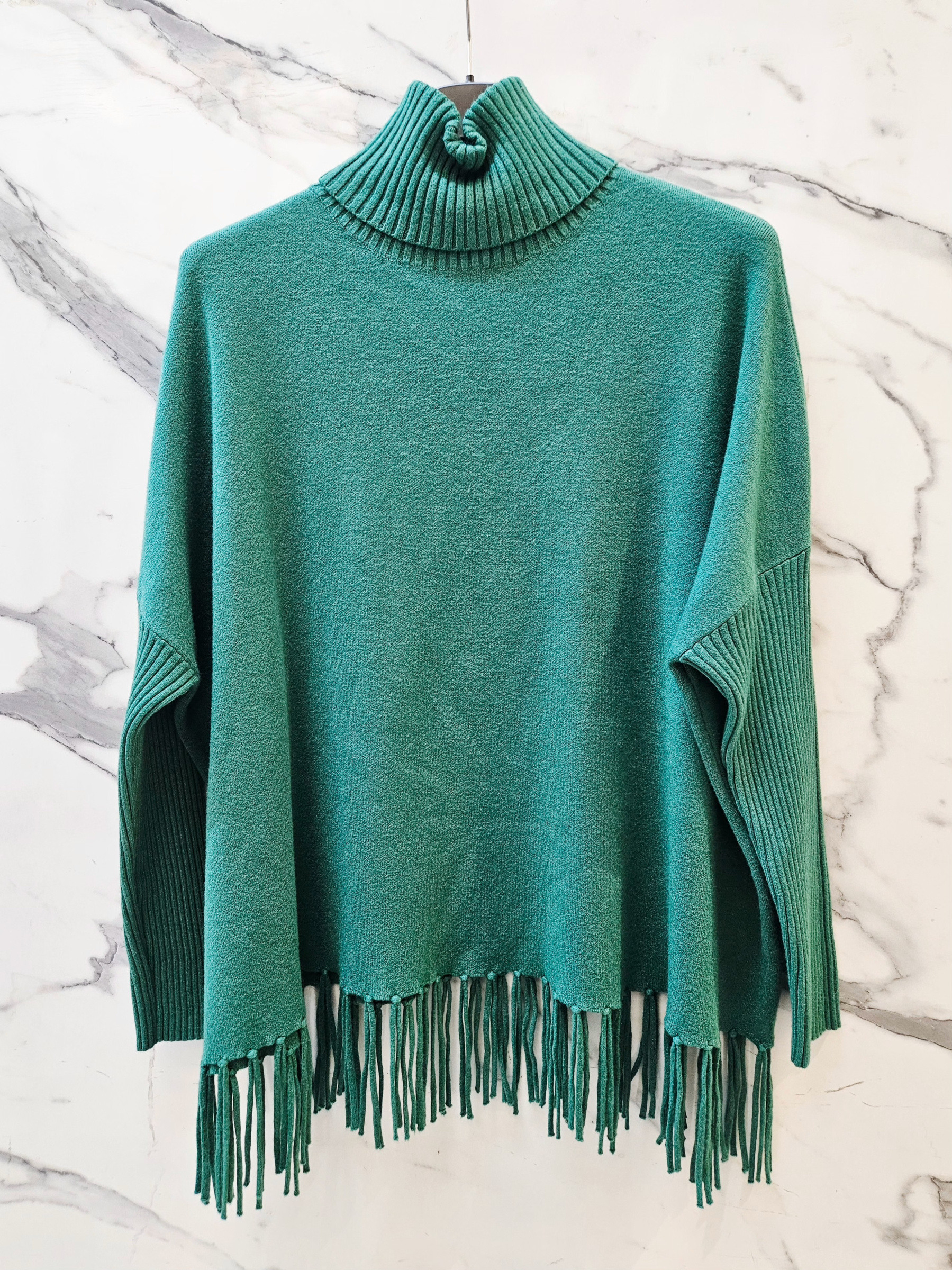 Grossiste Justine&co - Pull poncho à col roulé avec franges