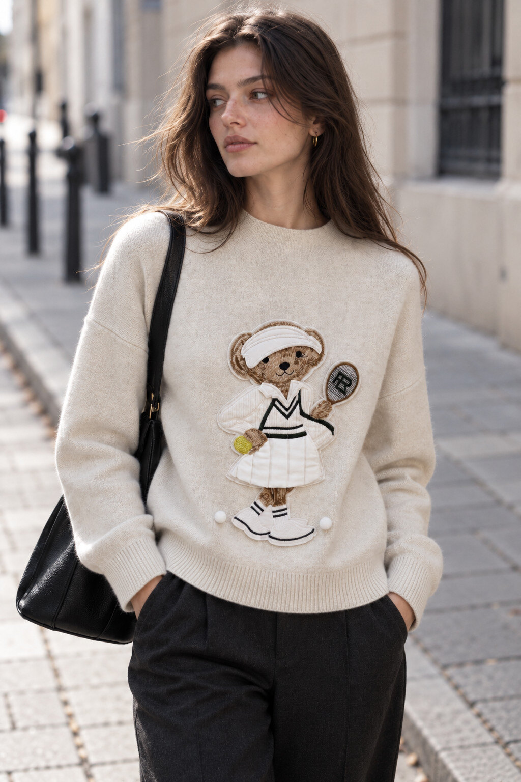 Großhändler Justine&co - Beiger Pullover mit gesticktem Teddybär-Tennisspieler