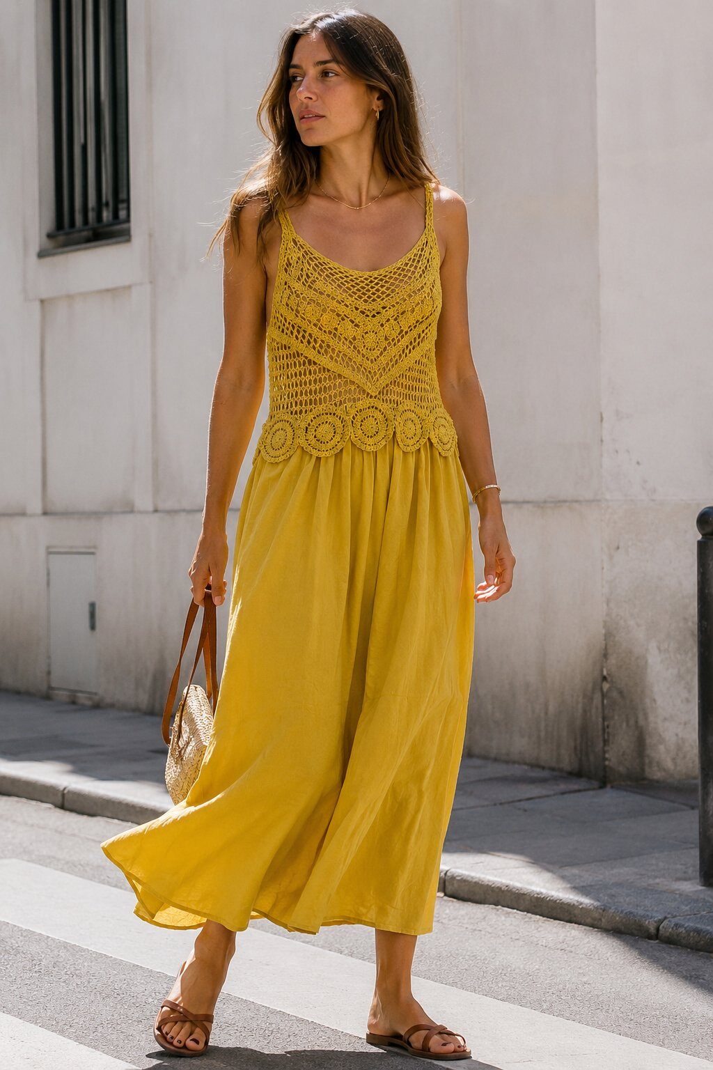 Grossiste Justine&co - Robe fluide à bretelles et broderie crochet