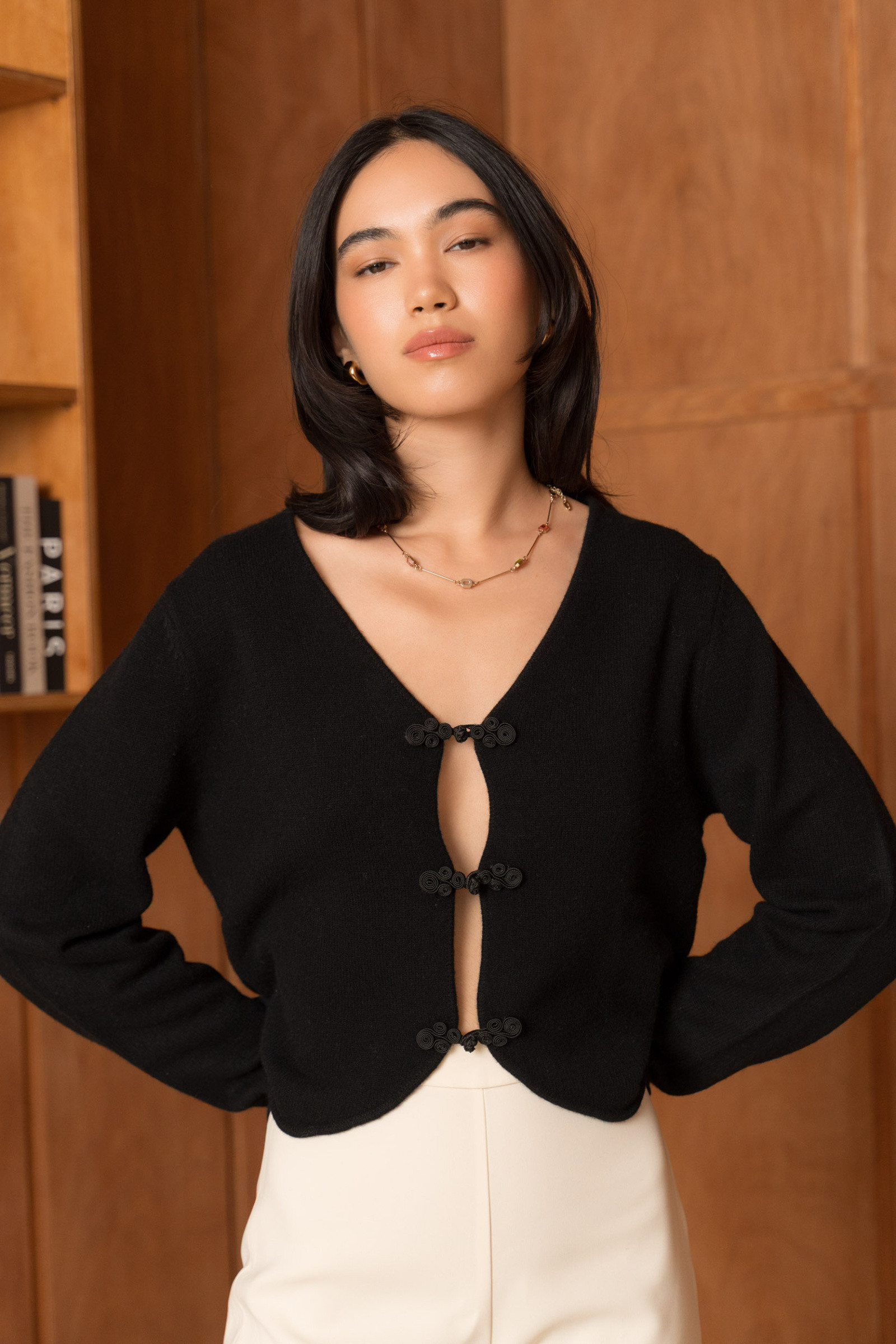 Grossiste jw.atelier - Gilet 100% laine col V boutons brandebourgs