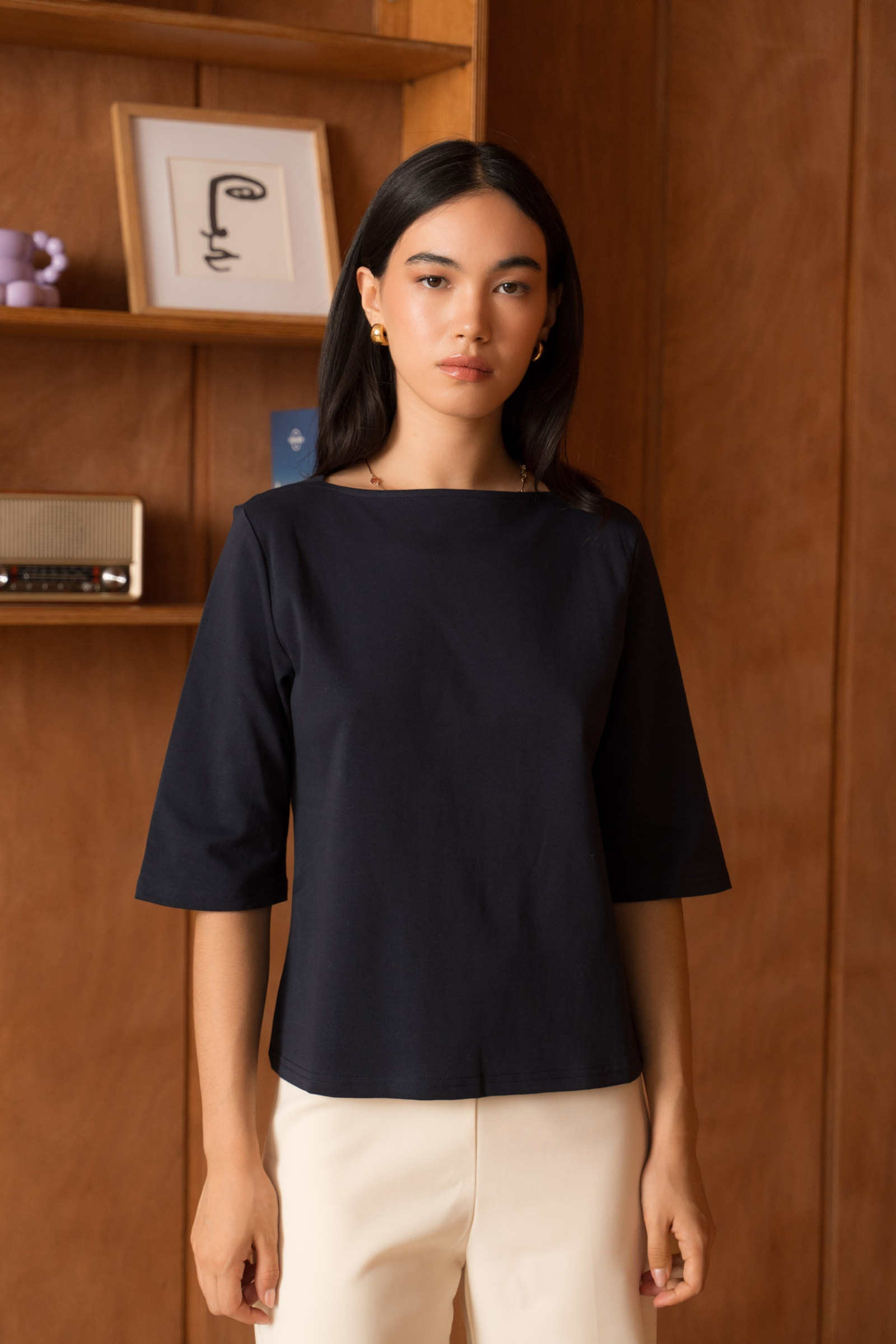 Grossista jw.atelier - Top in cotone premium 100% con maniche corte e scollo a barca