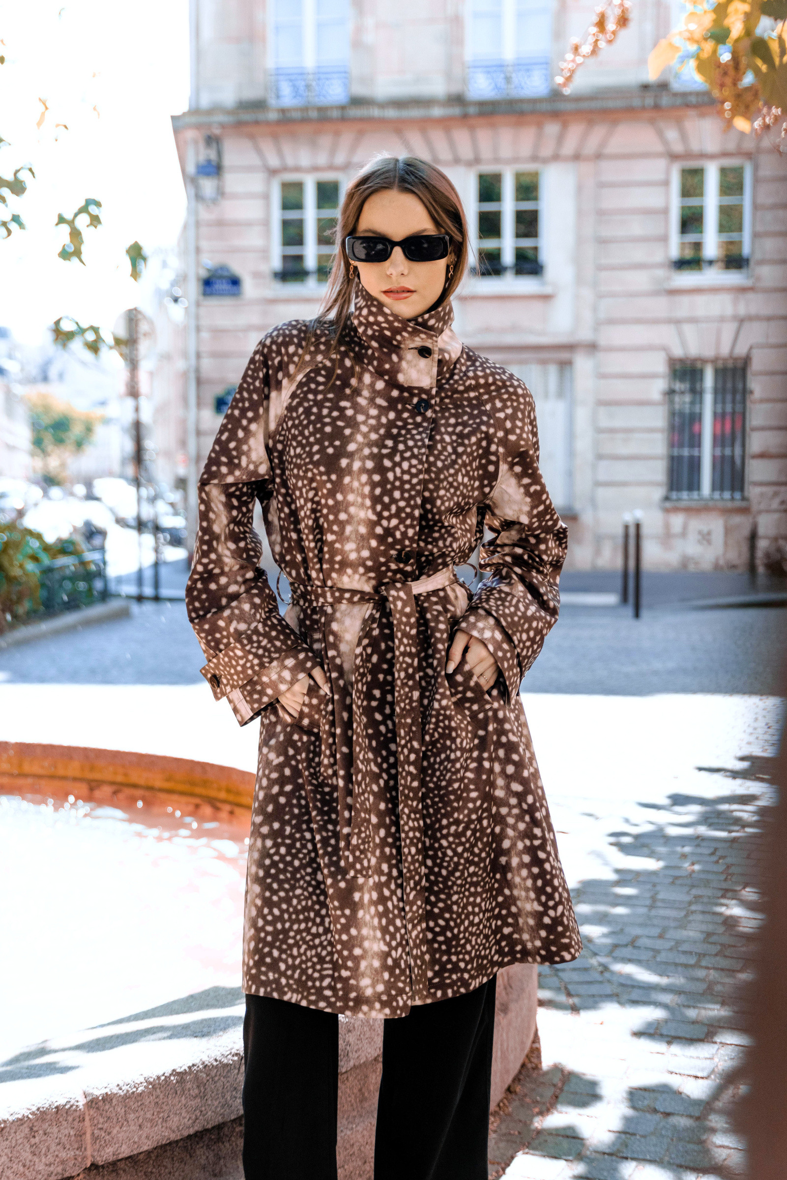 Großhändler K-ZELL Paris - Wasserdichter Trenchcoat mit Rehkitz-Print