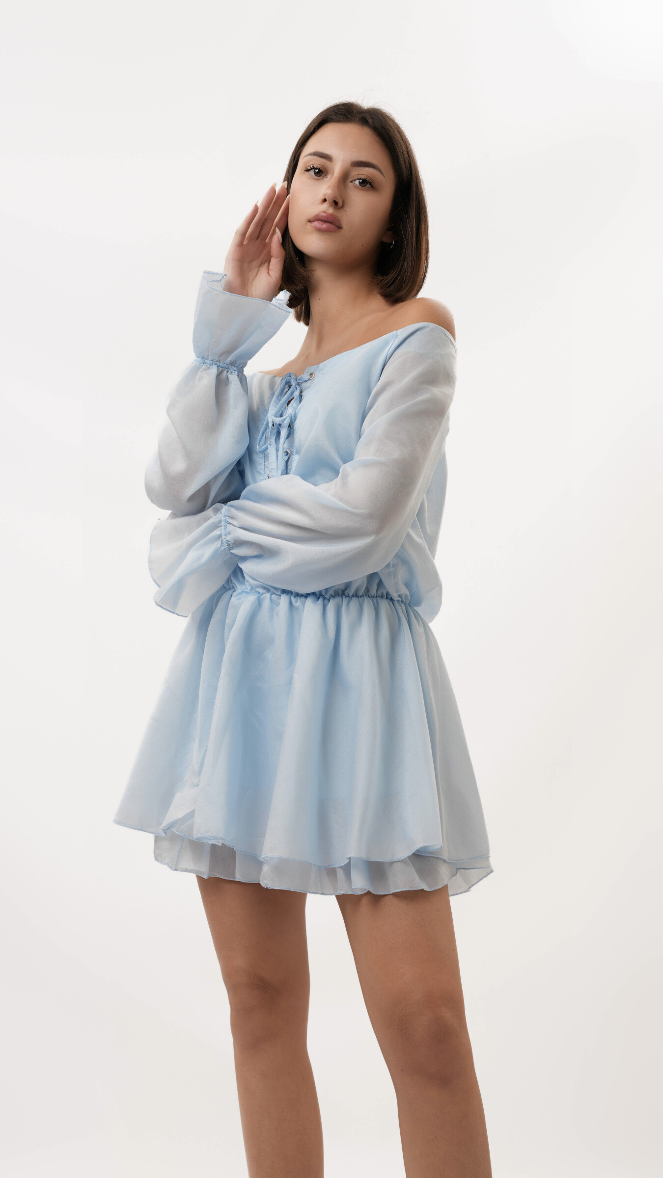 Mayorista K1 - VESTIDO CORTO DE HOMBROS DESCUBIERTOS EN TELA TENCEL CON MANGAS ABULLONADAS