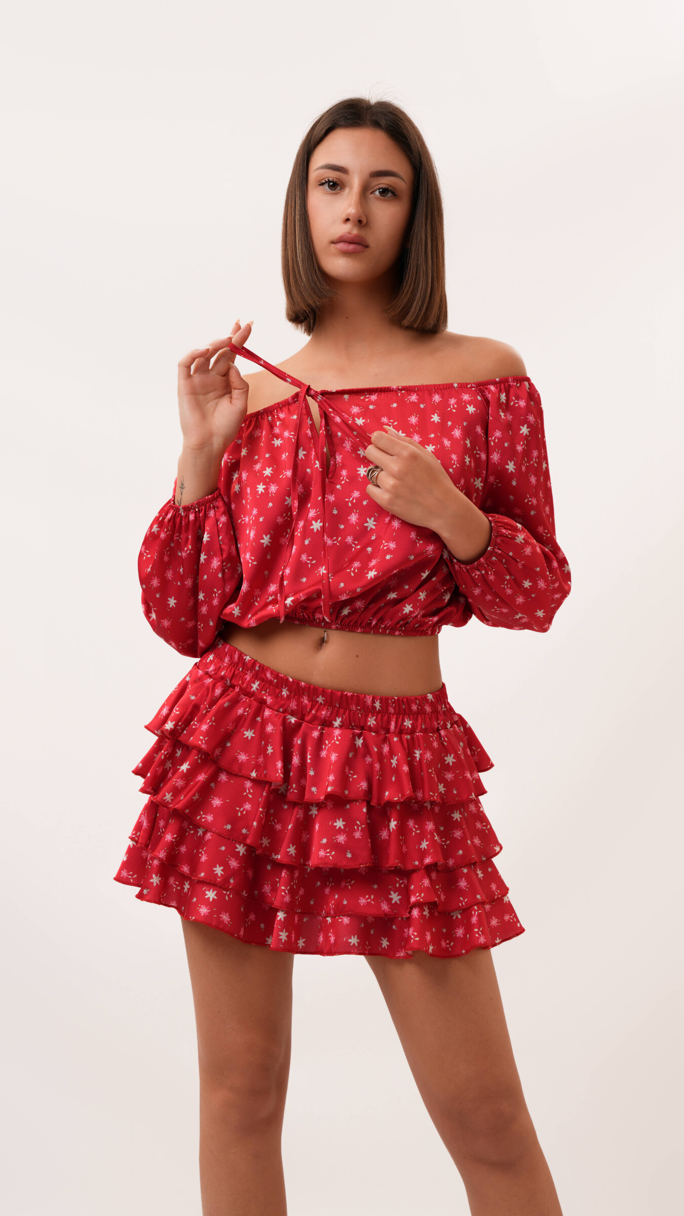 Grossista K1 - TOP OFF-SHOULDER STAMPATO CON MANICHE LUNGHE E GONNA CORTA A BALZE