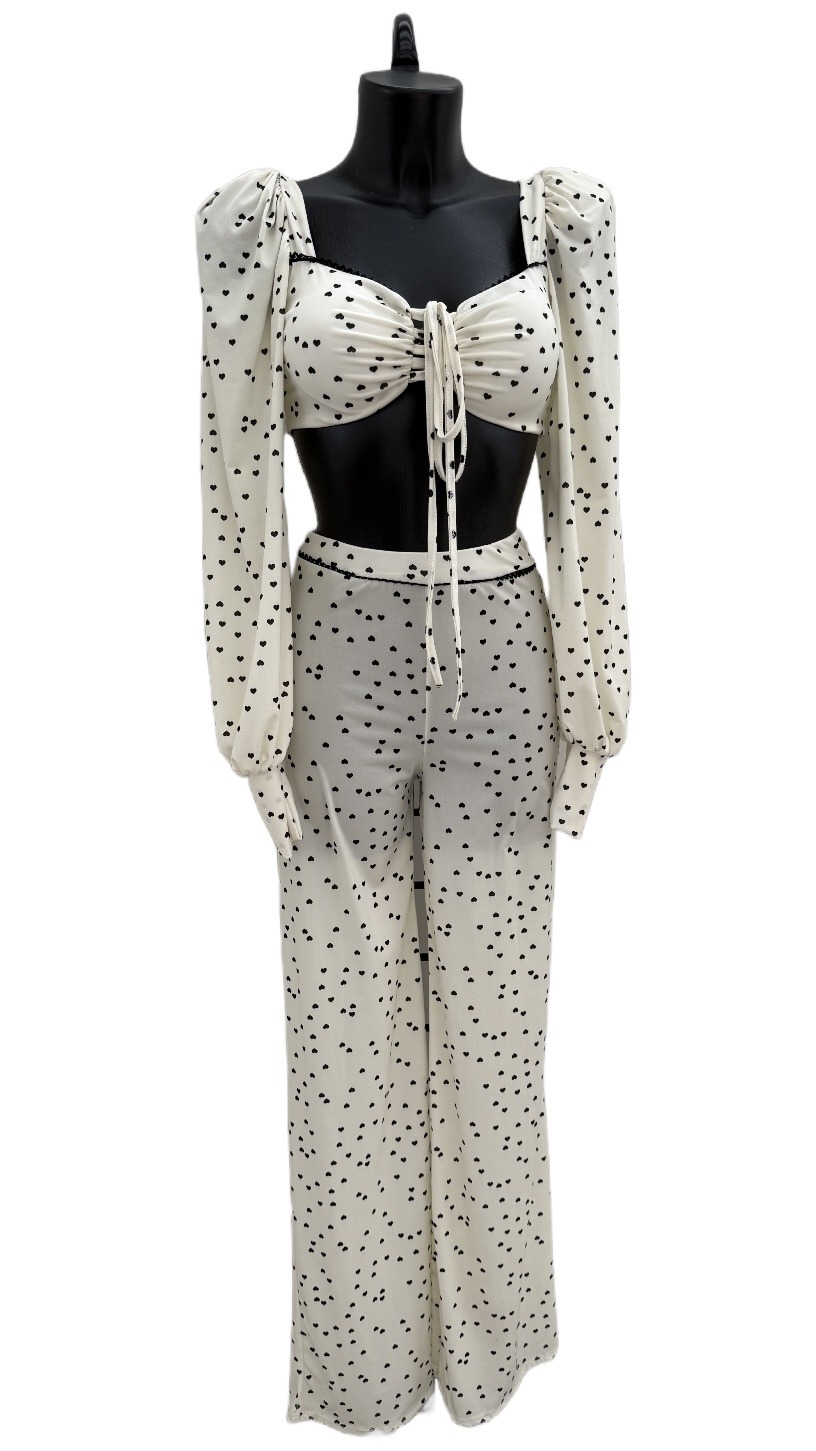 Grossiste K1 - Ensemble composé d'un crop top à manches longues bouffantes avec un décolleté en cœur et un pantalon à jambes larges assorti.