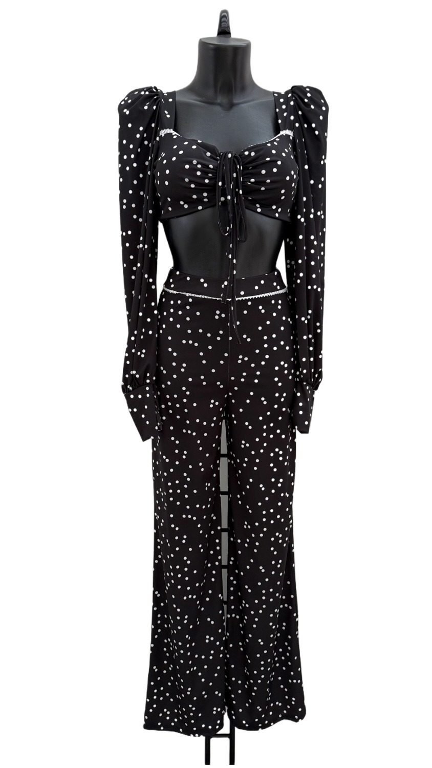 Grossiste K1 - Ensemble composé d'un crop top à manches longues bouffantes avec un décolleté en cœur et d'un pantalon à jambes larges assorti.