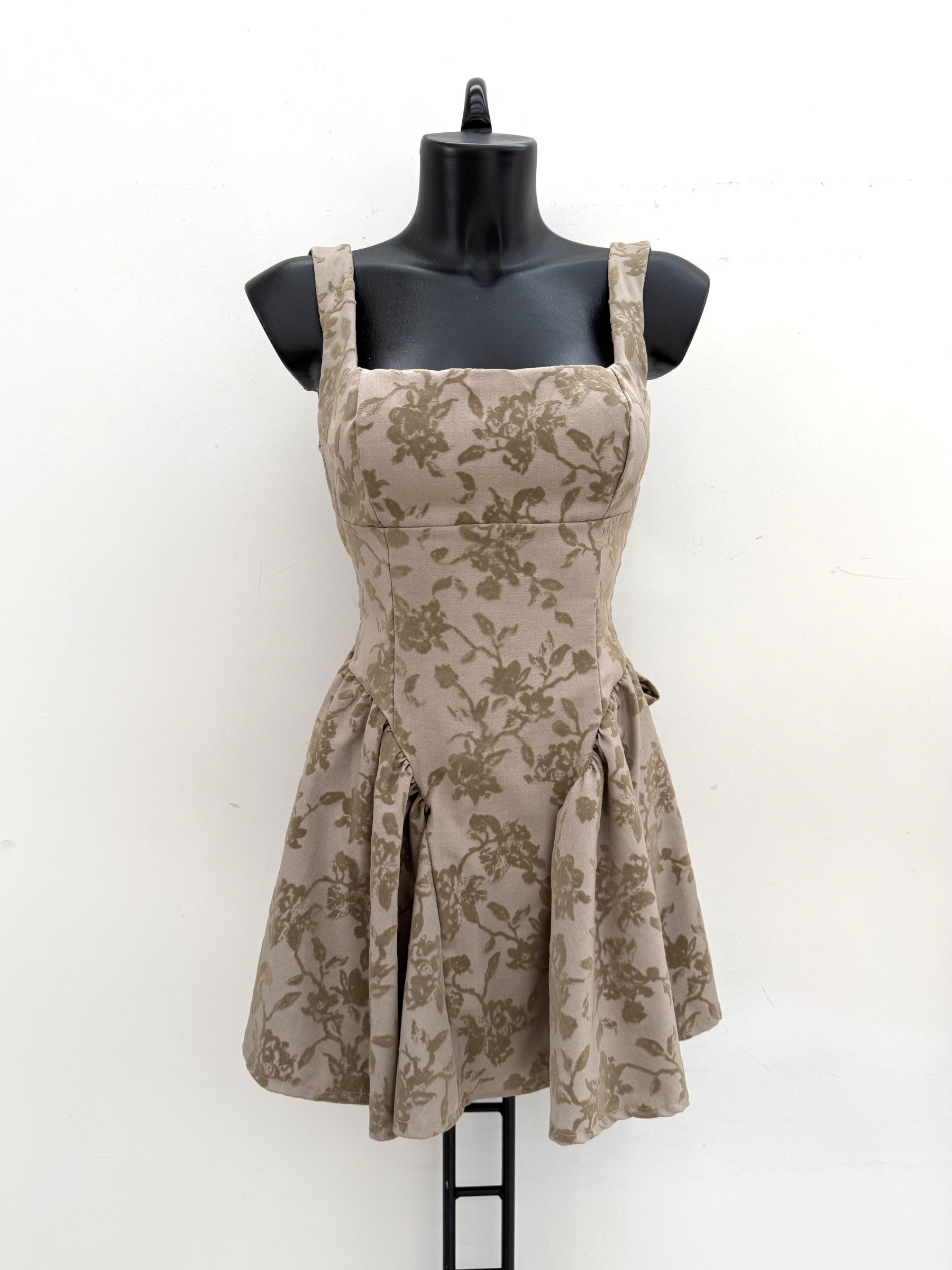 Grossiste K1 - Robe courte en tissu avec flocage, encolure carrée et fermeture éclair au dos