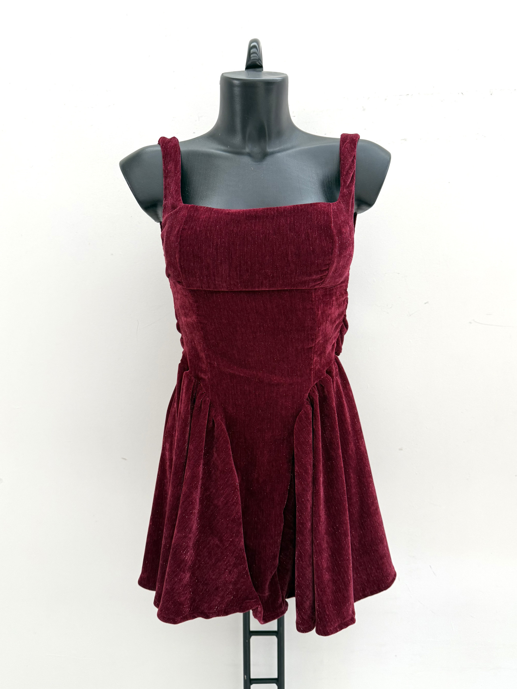 Mayorista K1 - Vestido corto de terciopelo lurex con escote cuadrado y cremallera trasera