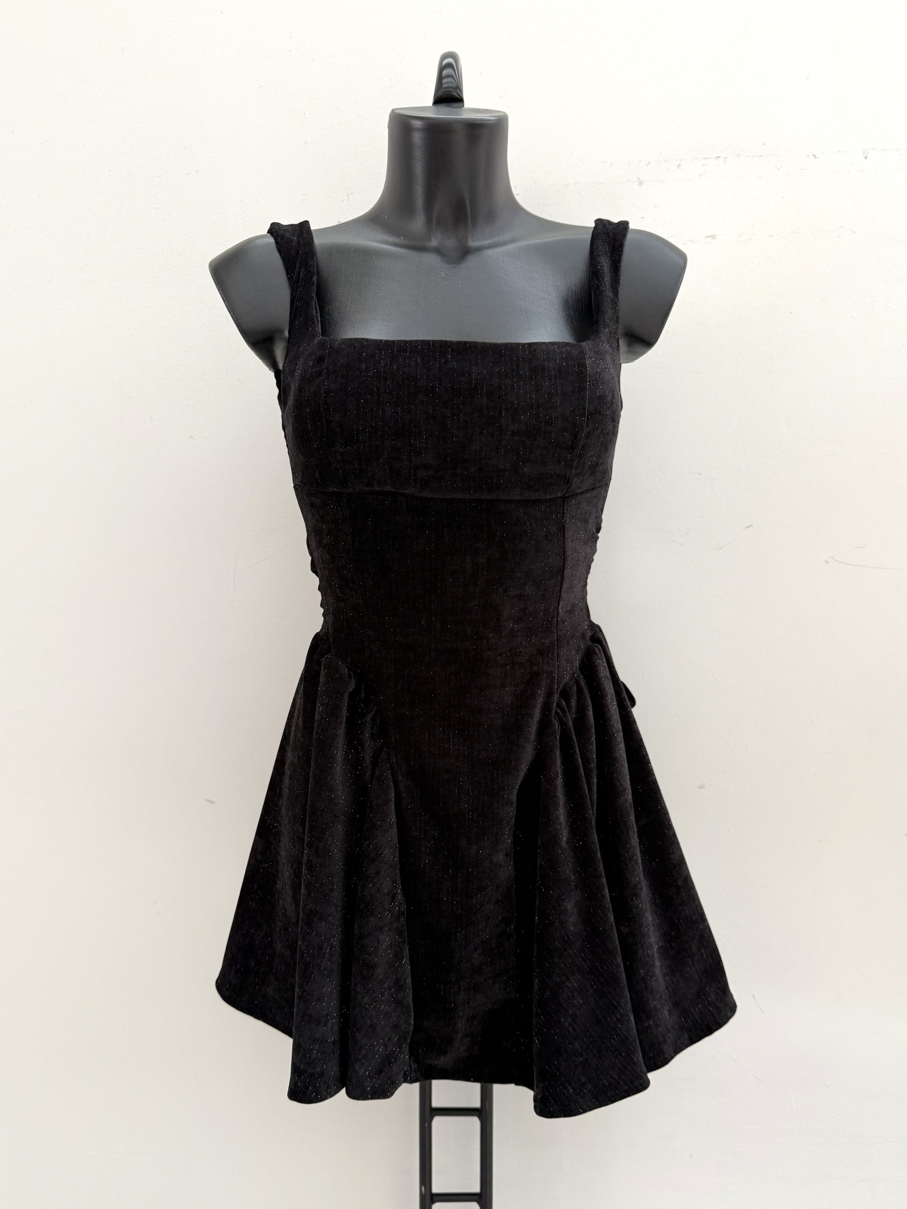 Grossiste K1 - Robe courte en velours lurex avec encolure carrée et fermeture éclair au dos
