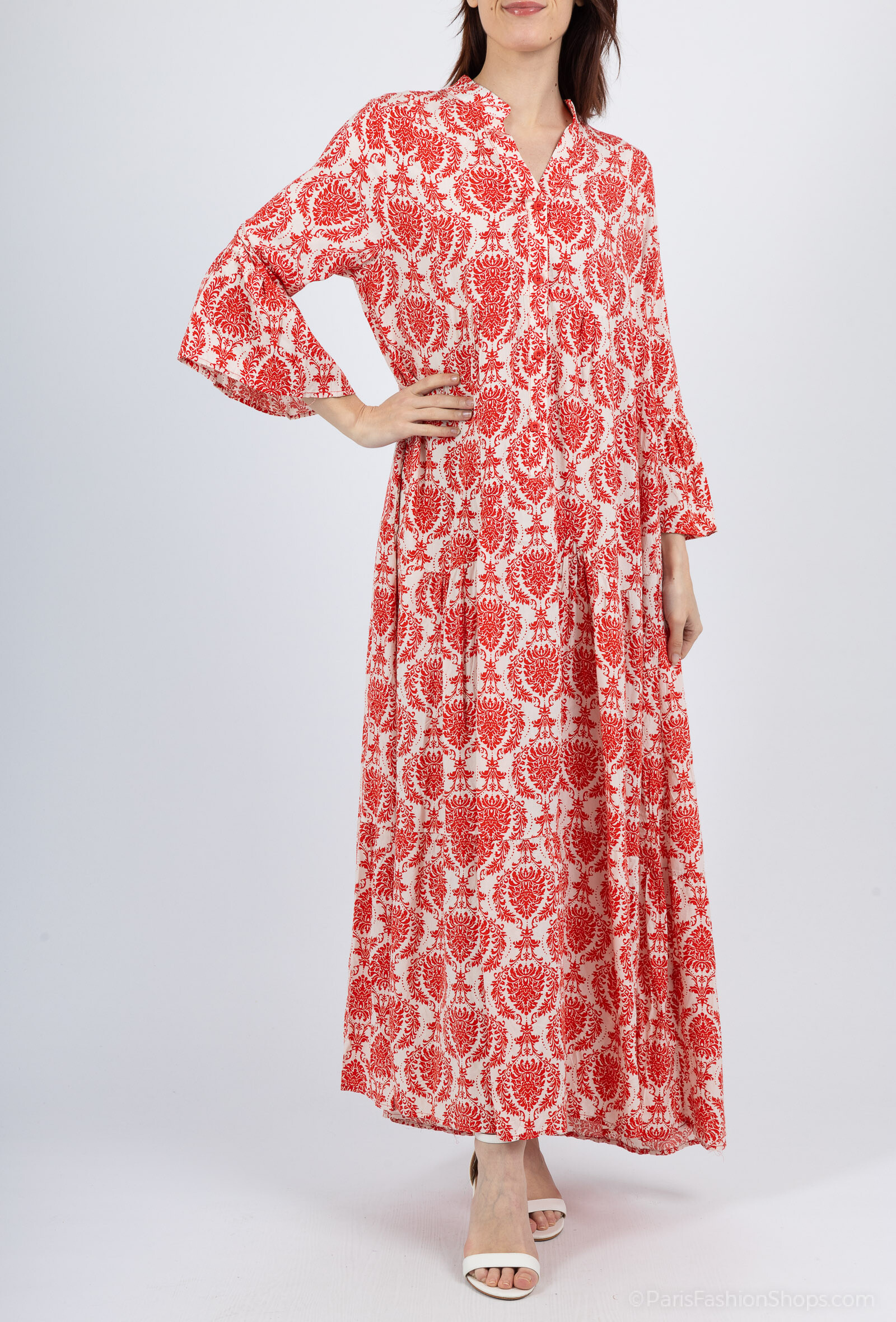 Wholesaler Kaylla - This long and fluid dress has a print with floral patterns