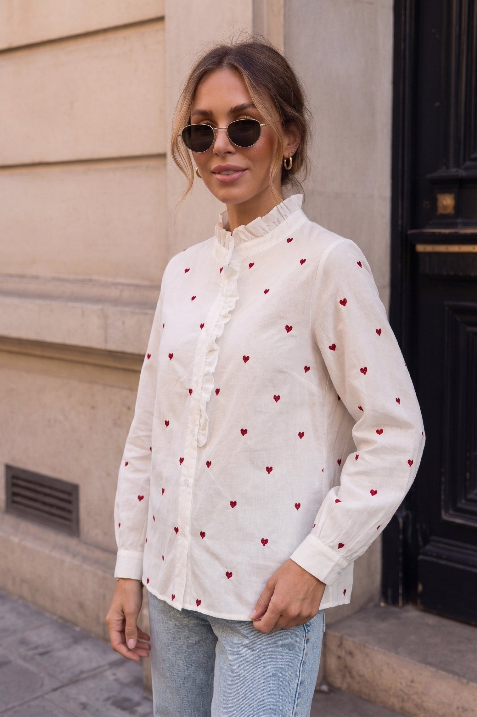 Großhändler KELIE - Fließende Bluse mit kleinen Herzchen-Print, Rüschen-Stehkragen und Volant-Knopfleiste - KÉLIE Paris