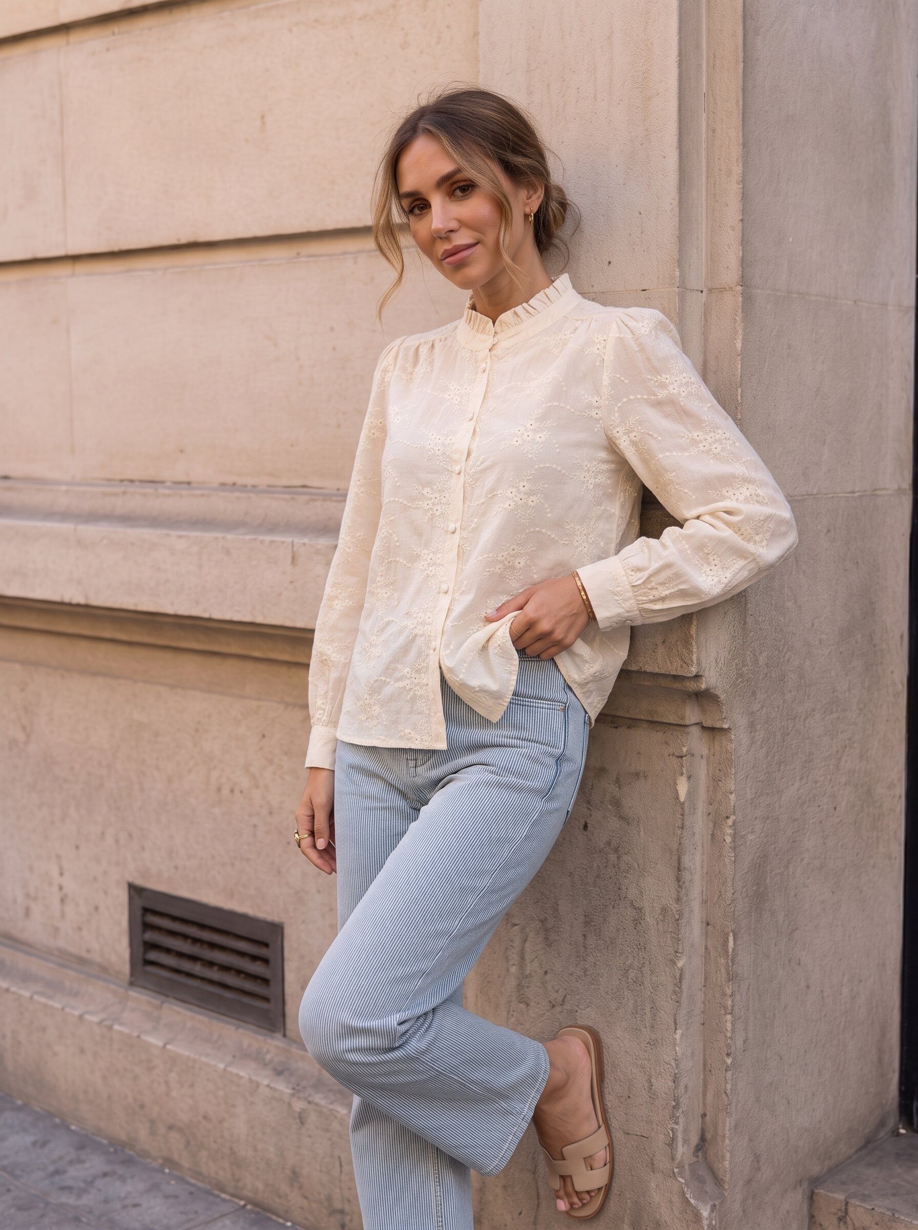 Großhändler KELIE - Fließende Bluse aus besticktem Baumwollvoile mit Rüschen-Stehkragen - KÉLIE Paris