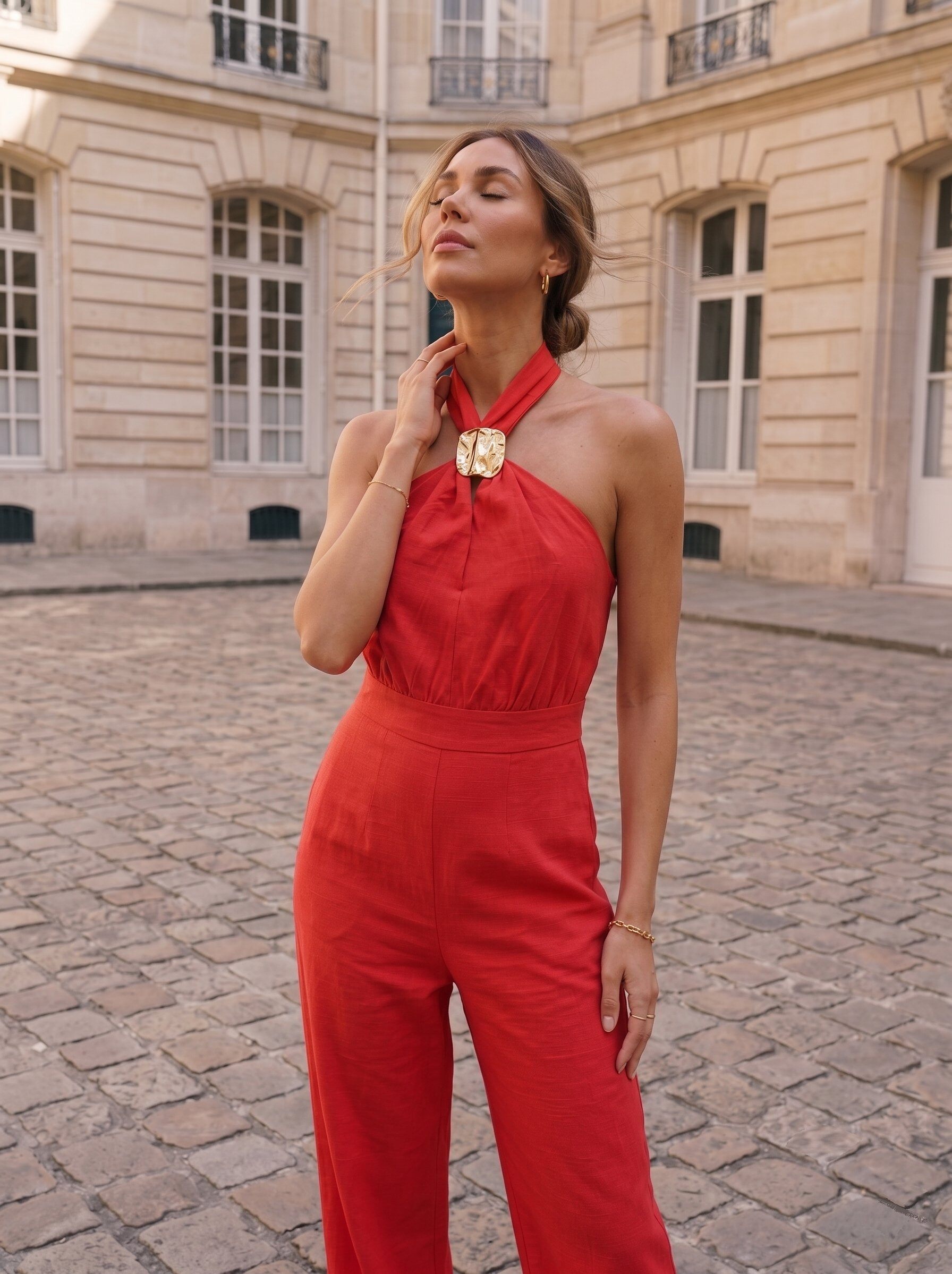 Grossiste KELIE - Combinaison pantalon fluide à col licou, détail boucle métallique et jambes larges - KÉLIE Paris