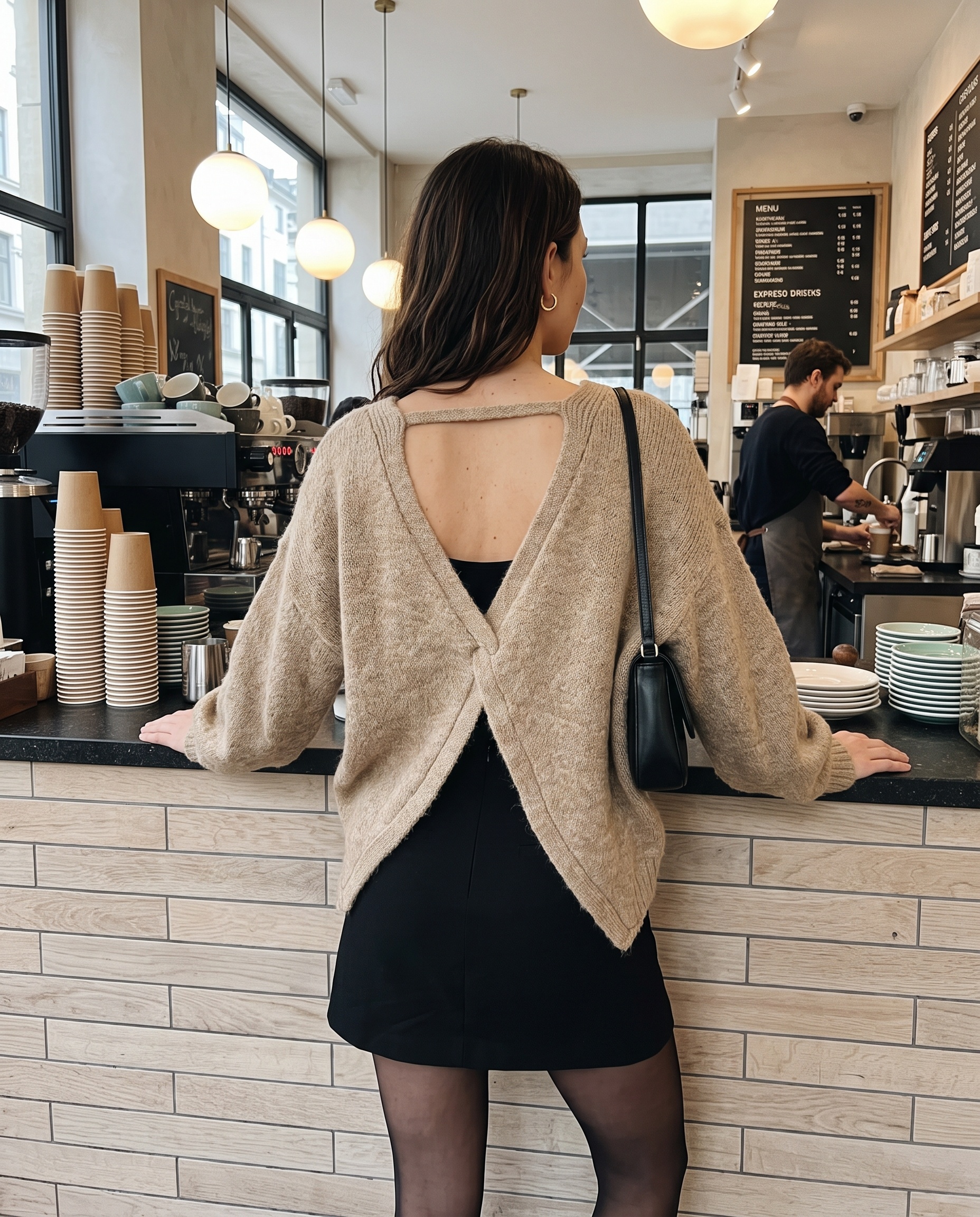 Grossista KELIE - Maglione ampio con schiena aperta incrociata e girocollo da donna