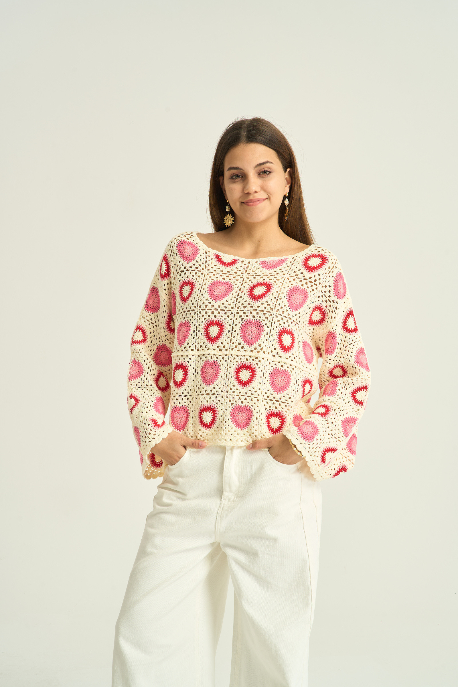 Grossiste KELIE - Cardigan court en crochet ajouré à motifs rosaces - KÉLIE Paris