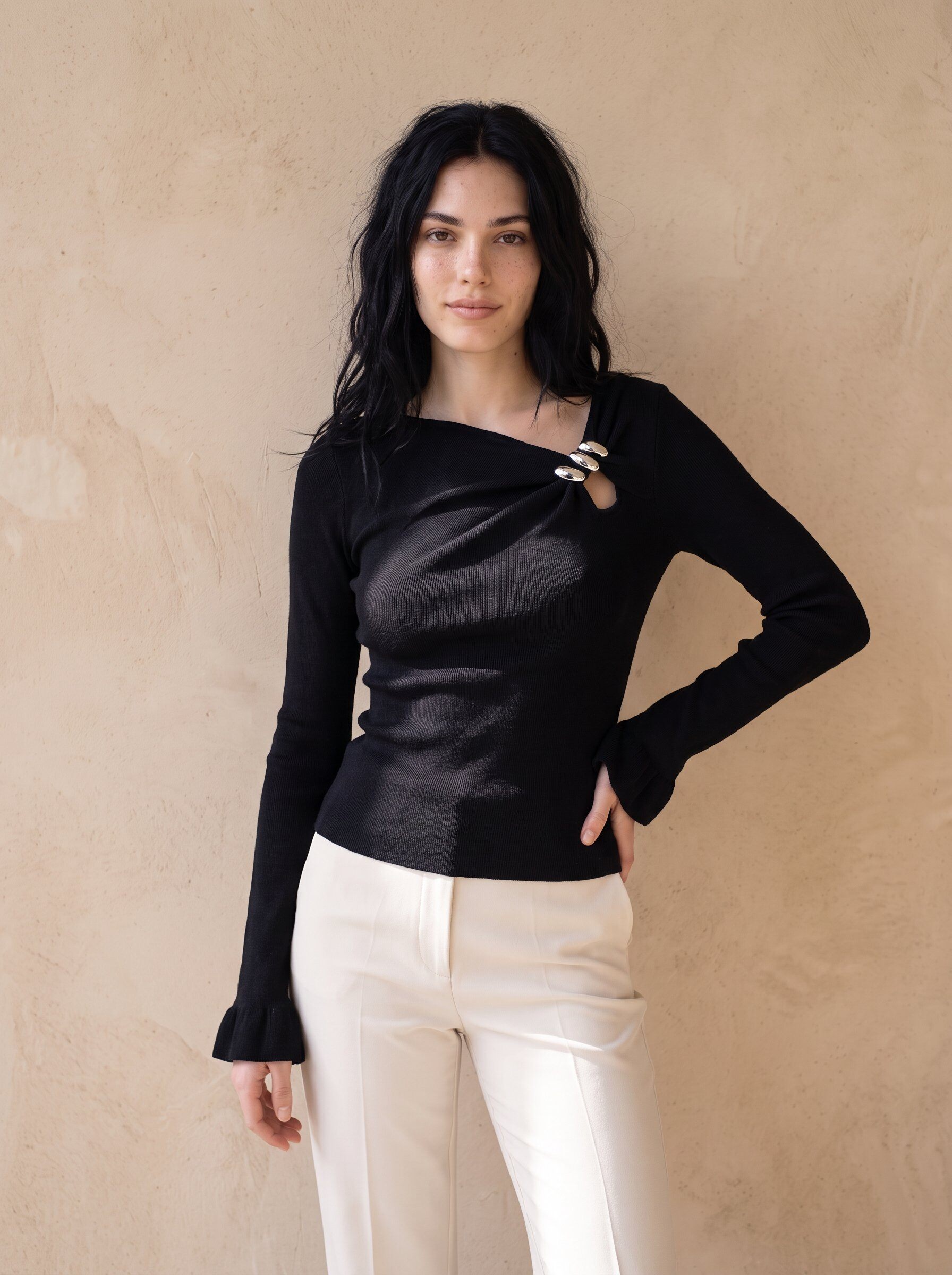 Großhändler KELIE - Taillierter Damenpullover mit drapiertem asymmetrischem Ausschnitt, Schmuckdetail und Glockenärmeln