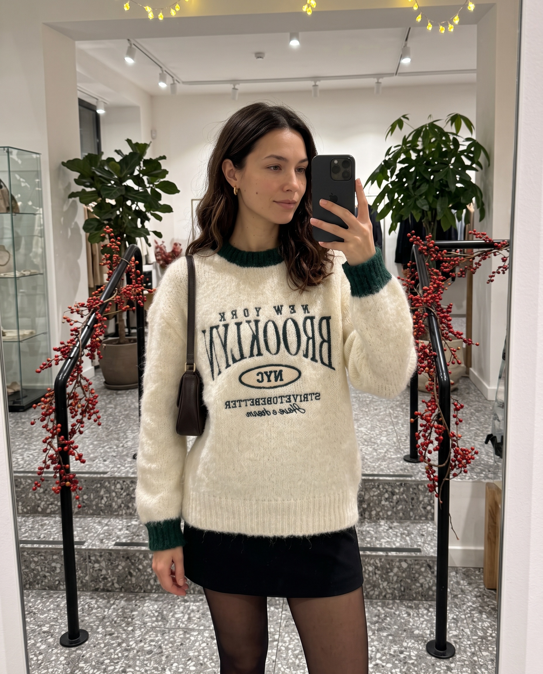 Großhändler KELIE - Flauschiger Damenpullover mit Brooklyn-Stickschrift und Kontrastbündchen