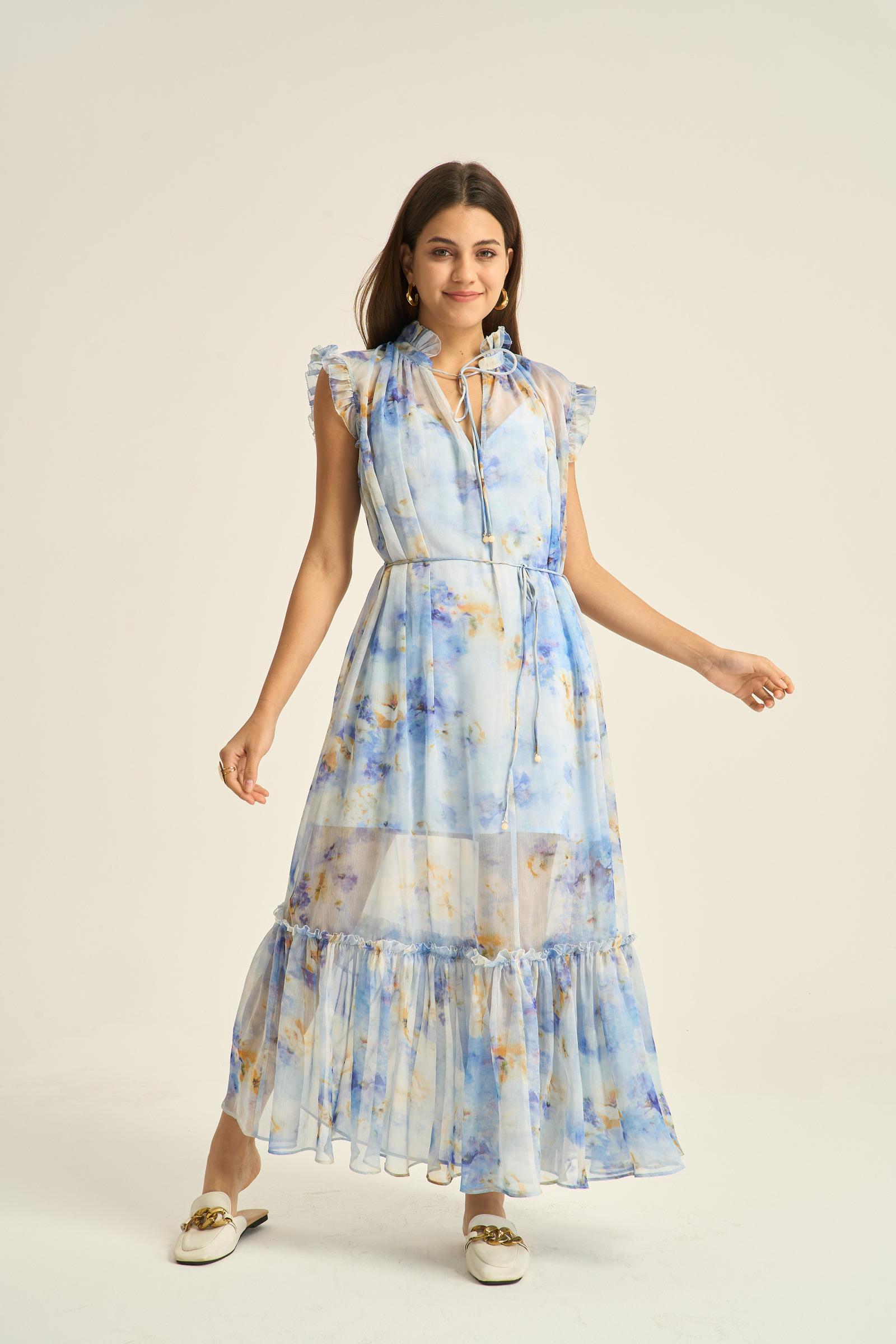 Großhändler KELIE - Ärmelloses langes Blumenkleid mit hohem Kragen und Rüschen - KÉLIE Paris