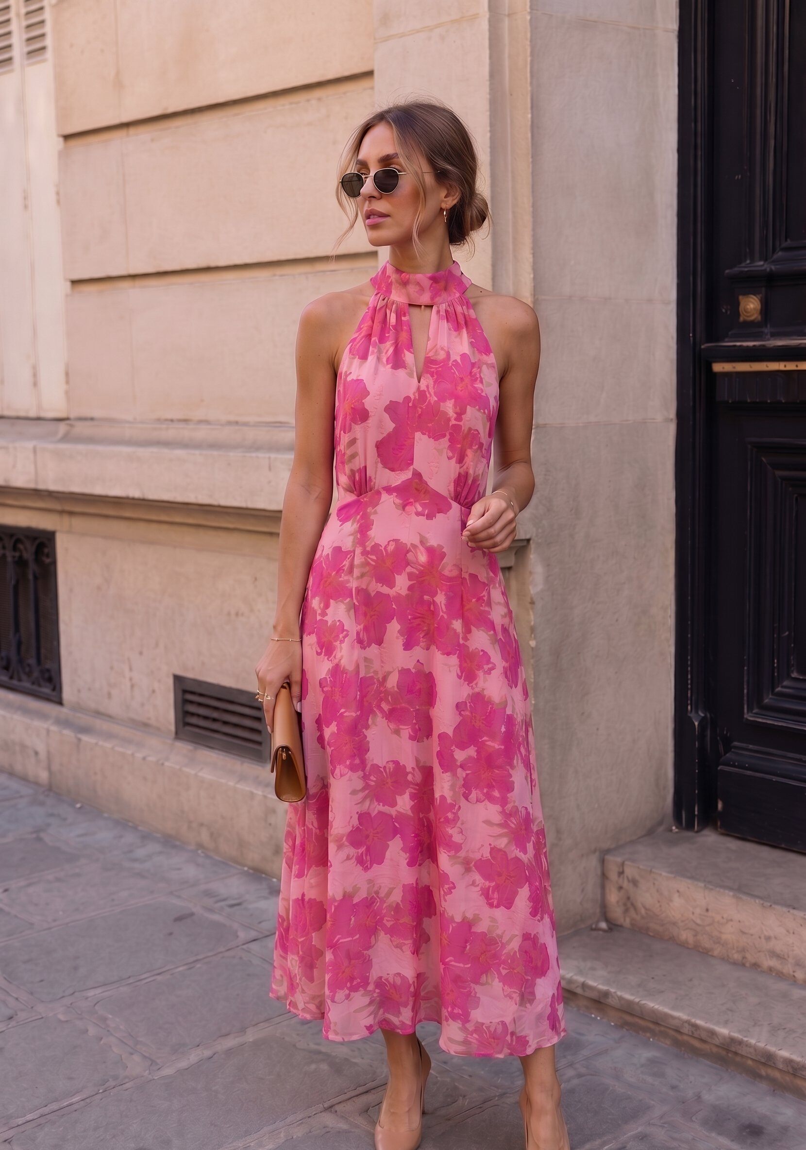 Großhändler KELIE - Fuchsia-pinkes Maxikleid mit Neckholder, Blumenmuster und Schlüsselloch-Ausschnitt.