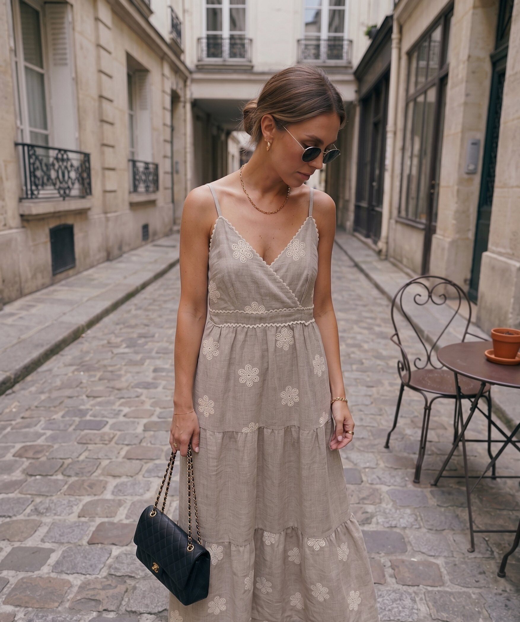 Großhändler KELIE - Fließendes Boho-Maxikleid mit Blumenstickerei, V-Ausschnitt und gesmoktem Rücken - KÉLIE Paris