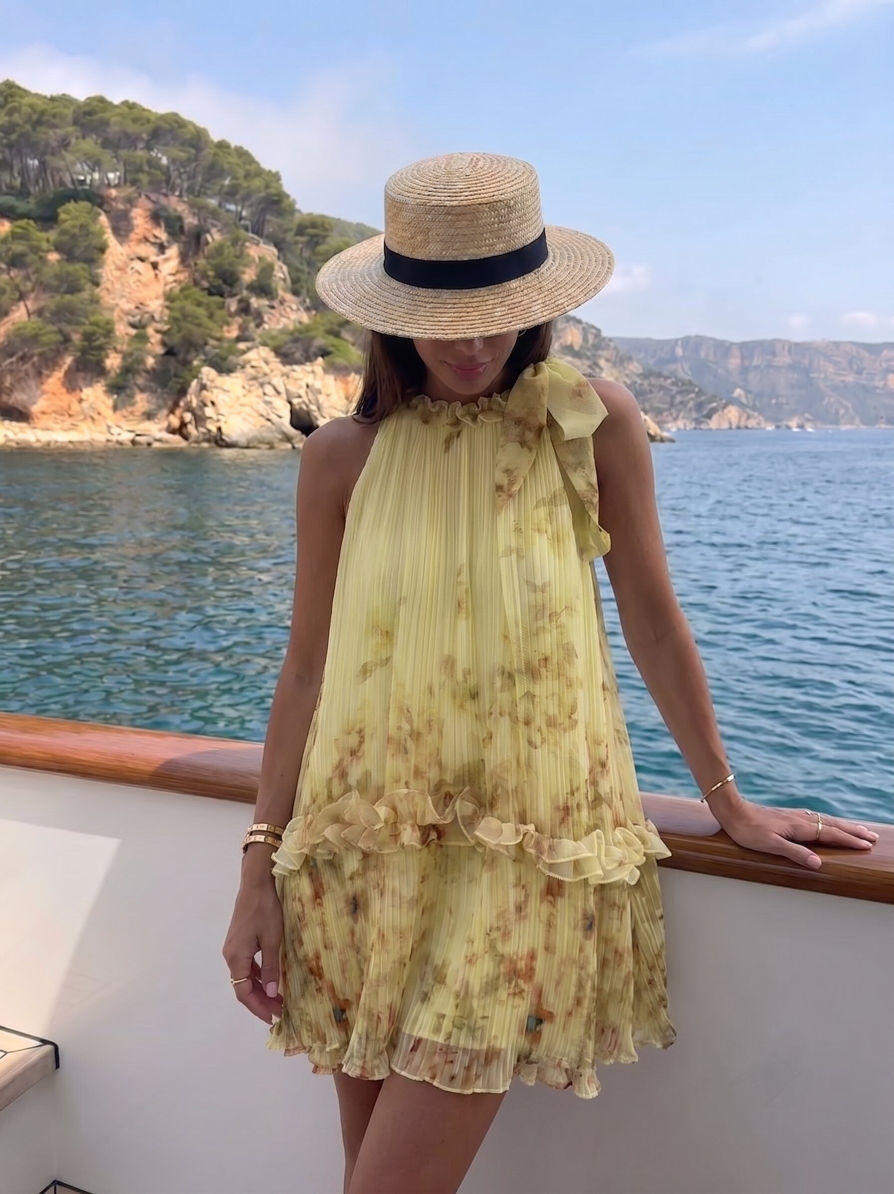 Mayorista KELIE - Vestido corto plisado con flores y cuello halter - KÉLIE Paris