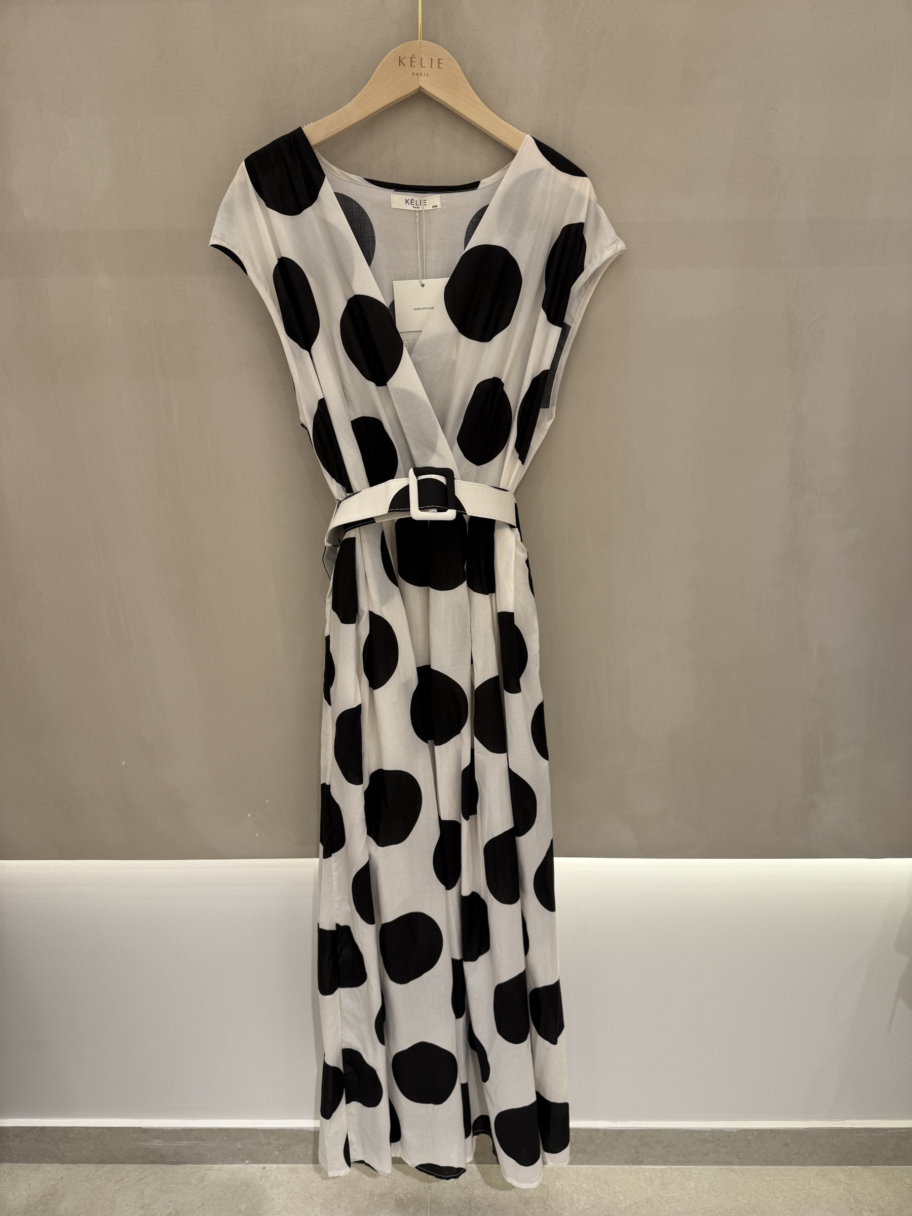 Grossiste KELIE - Robe longue évasée à gros pois avec ceinture assortie - KÉLIE Paris