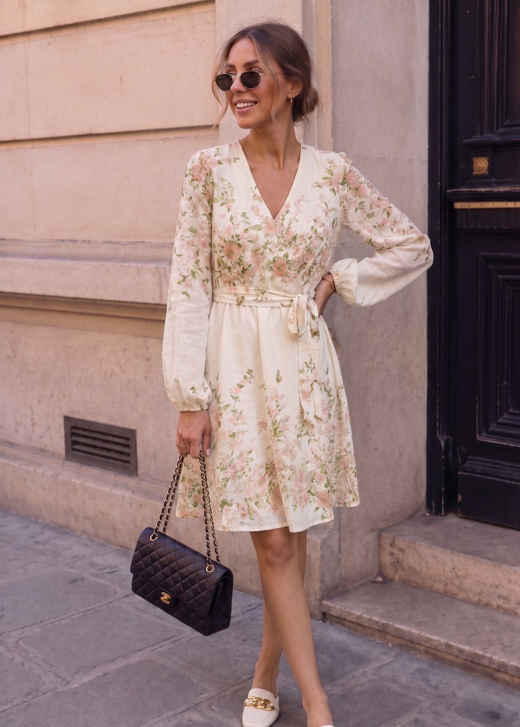 Großhändler KELIE - Fließendes kurzes Kleid mit Blumenmuster, V-Ausschnitt und passendem Bindegürtel - KÉLIE Paris