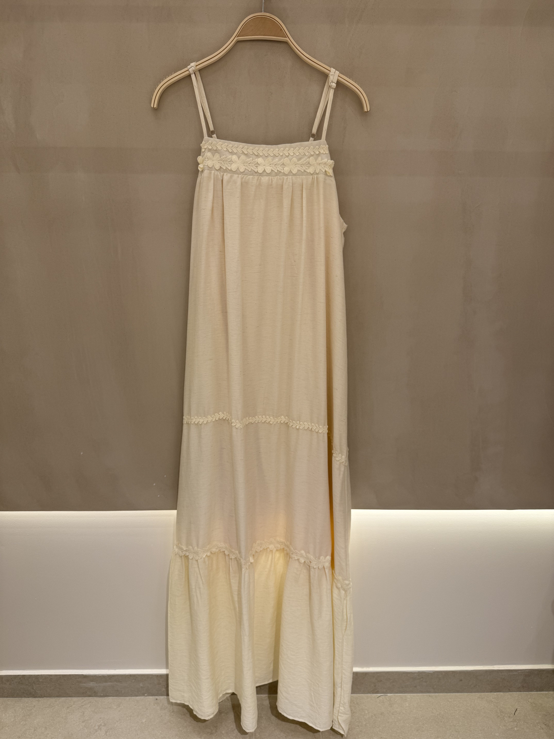 Grossiste KELIE - Robe longue fluide à bretelles avec détails brodés - KÉLIE Paris