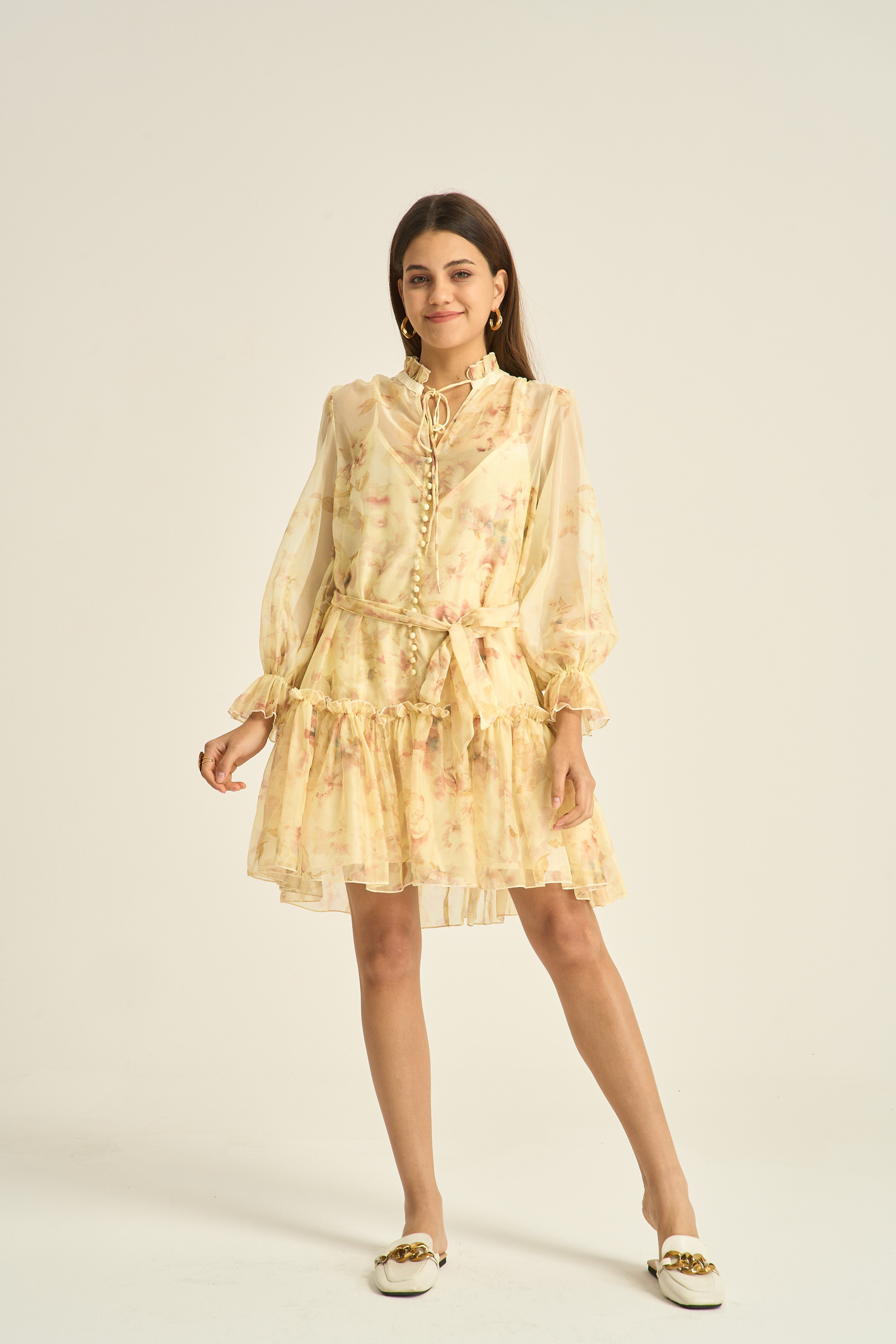 Großhändler KELIE - Kurzes Blumenkleid mit langen Ärmeln und Rüschenkragen - KÉLIE Paris