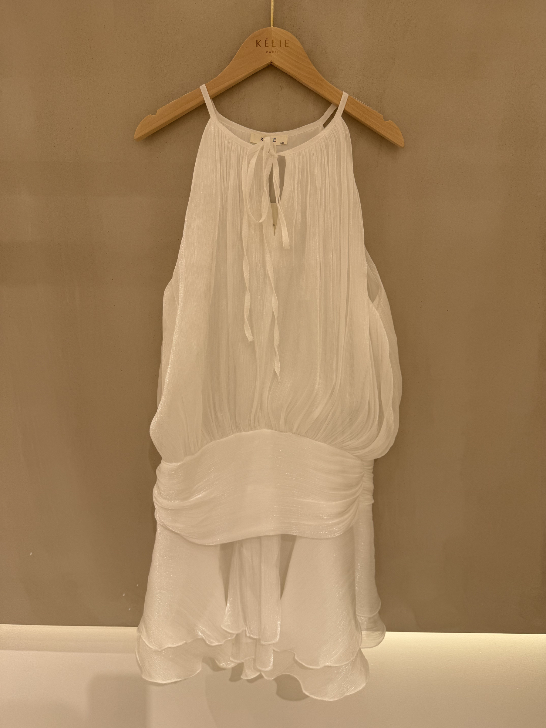 Grossiste KELIE - Robe courte fluide à encolure halter, taille smockée et bas volanté - KÉLIE Paris