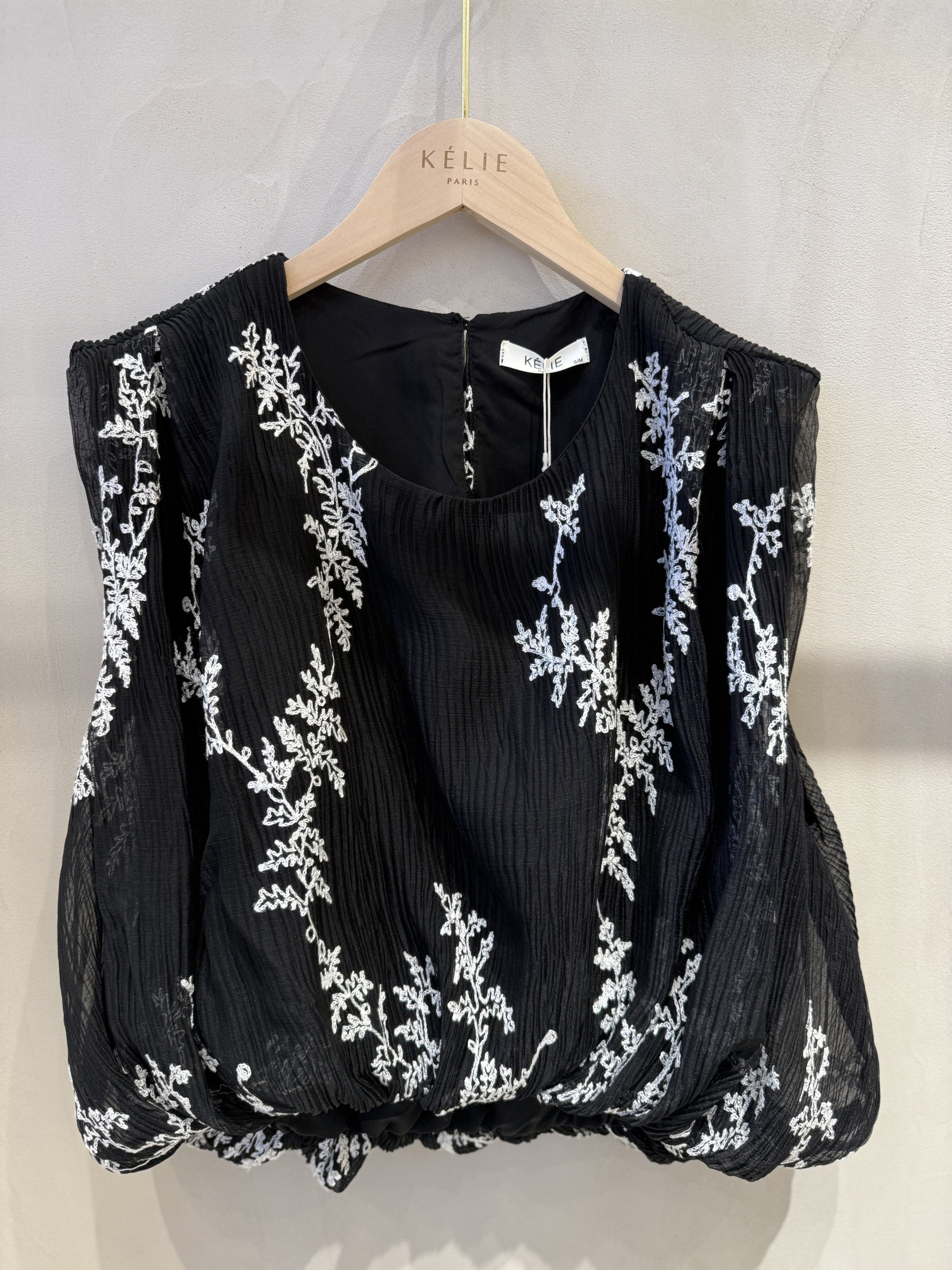 Wholesaler KELIE - Lightweight polyester top, perfect for summer, made in China, Spring/Summer 2026 collection. Ideal for the warm season.