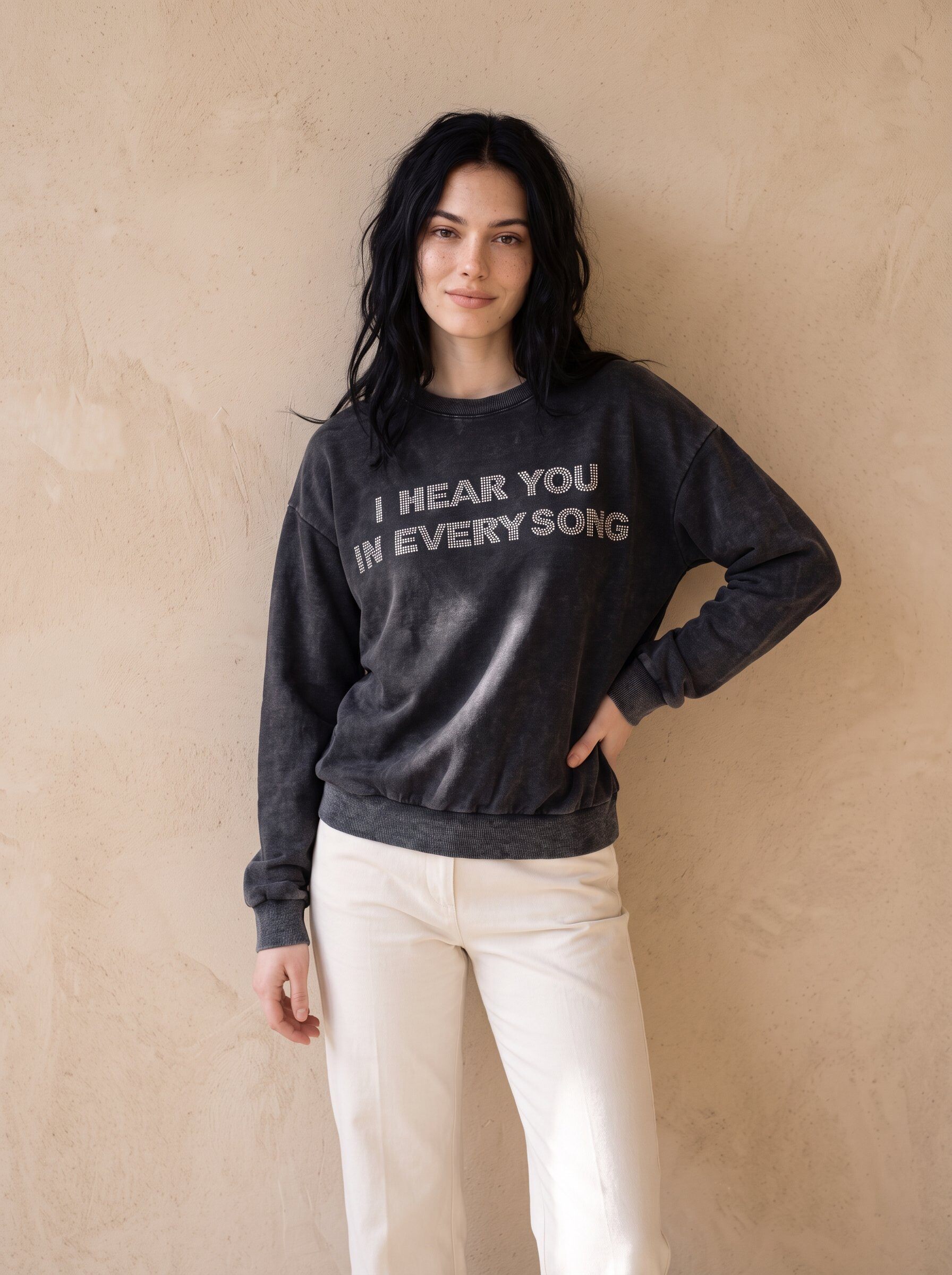 Grossiste KELIE - Sweat délavé à message en strass femme