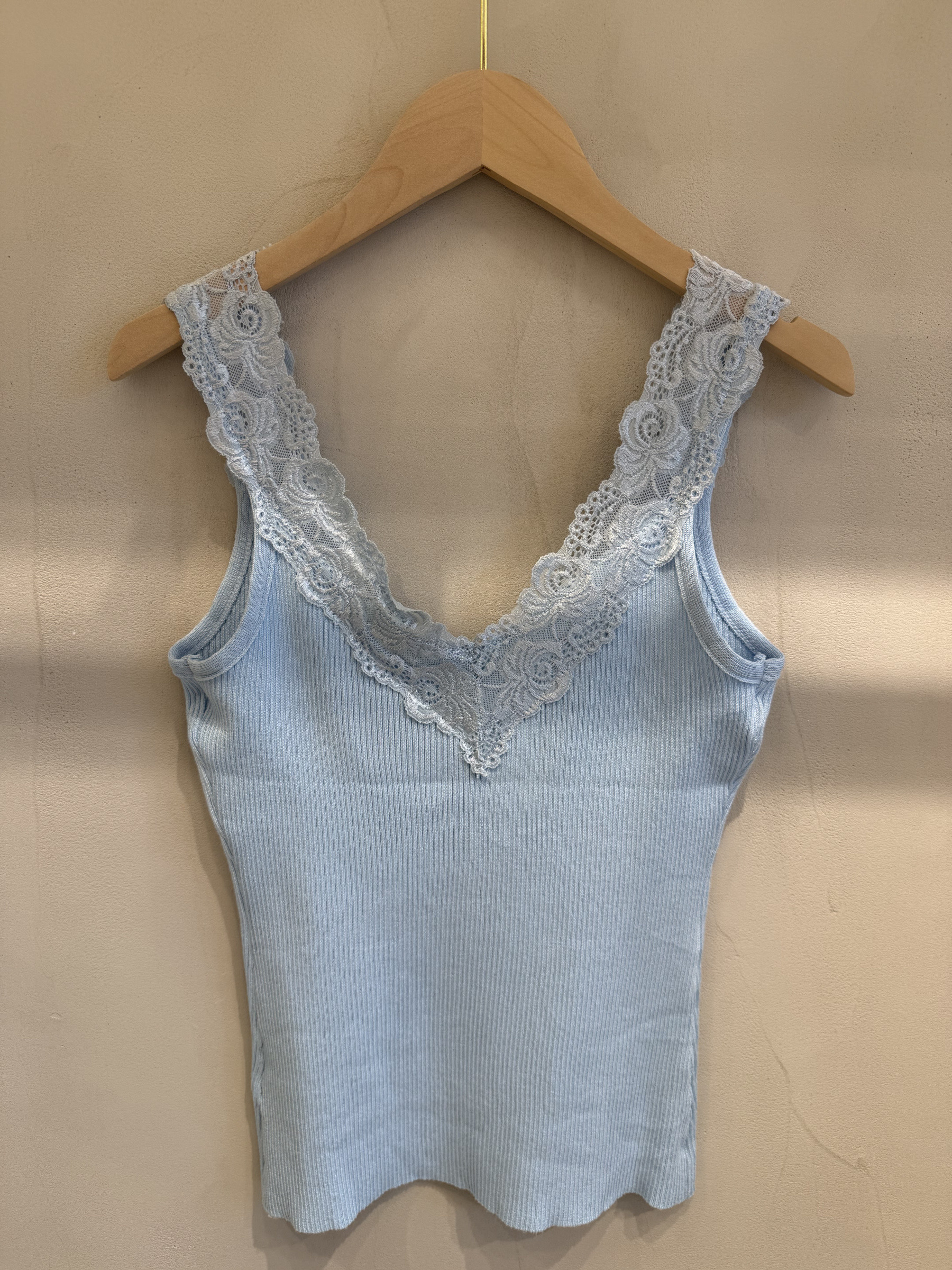 Grossiste KELIE - Top d'été aux couleurs pastel avec finition dentelle