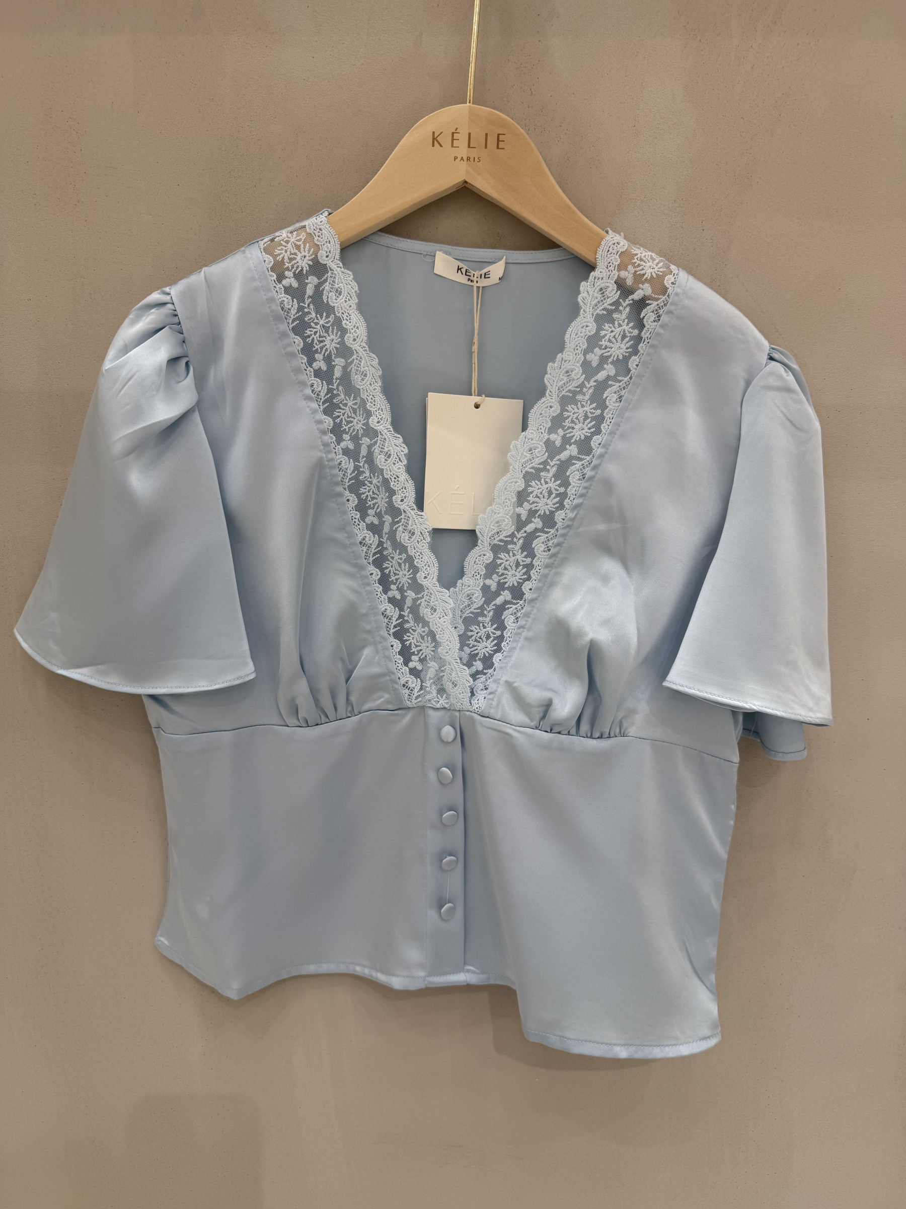 Großhändler KELIE - Satin-Top mit Spitzen-V-Ausschnitt und dekorativer Knopfleiste - KÉLIE Paris