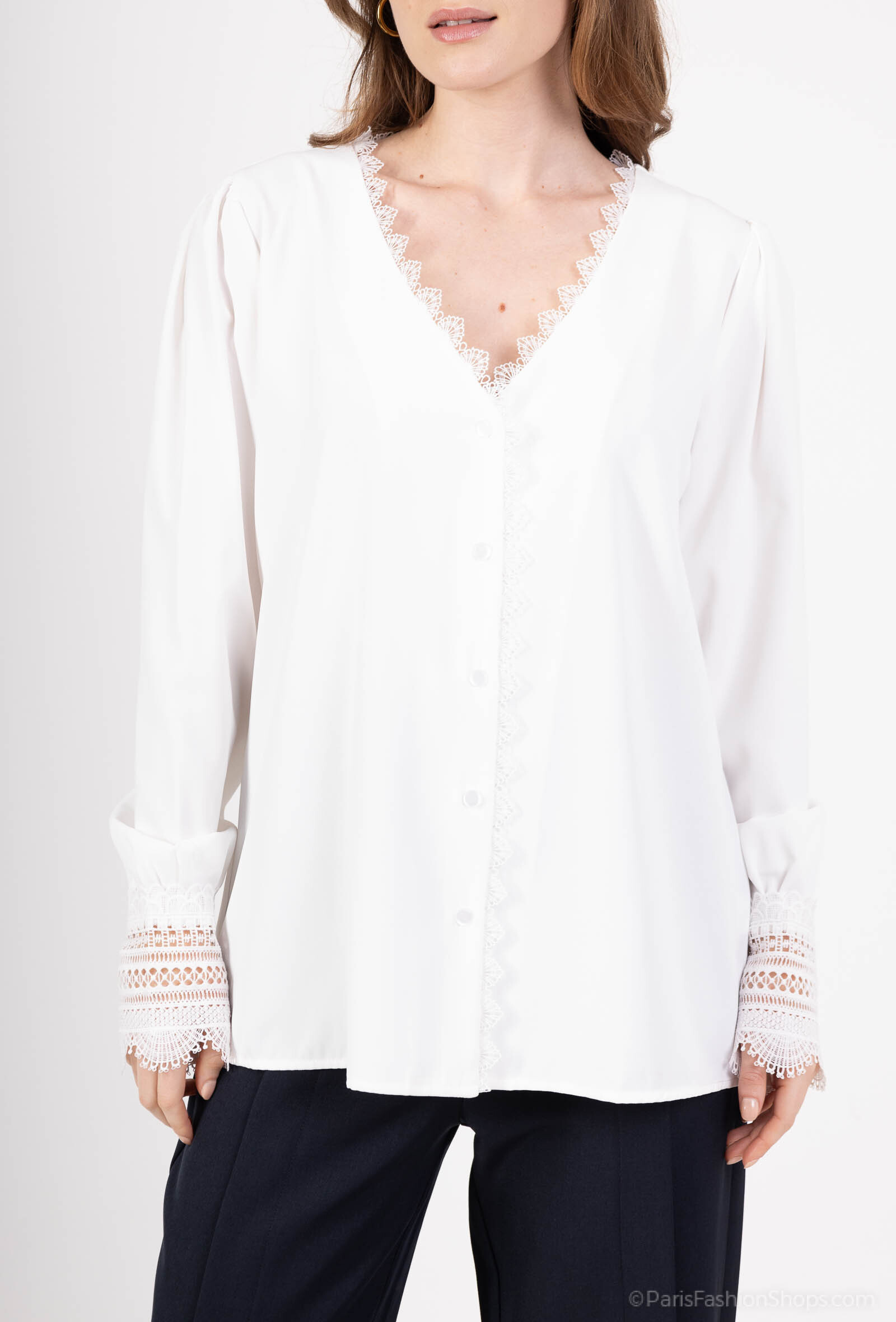 Elegant plus-size shirt in polyester (95%) and elastane (5%), perfect for spring/summer. Made in China to combine comfort and style.