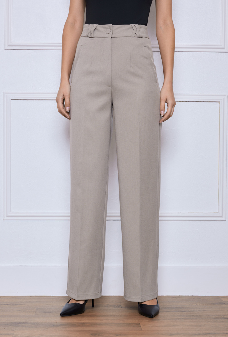 Pantalon élégant pour femme, polyester élasthanne, idéal pour l'automne. Conçu en Chine pour la collection Automne/Hiver 2025/2026.