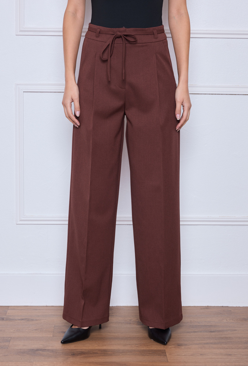 Pantalon élégant pour femme, 95% polyester, 5% élasthanne, idéal pour l'automne. Fabriqué en Chine. Confort et style modernes.